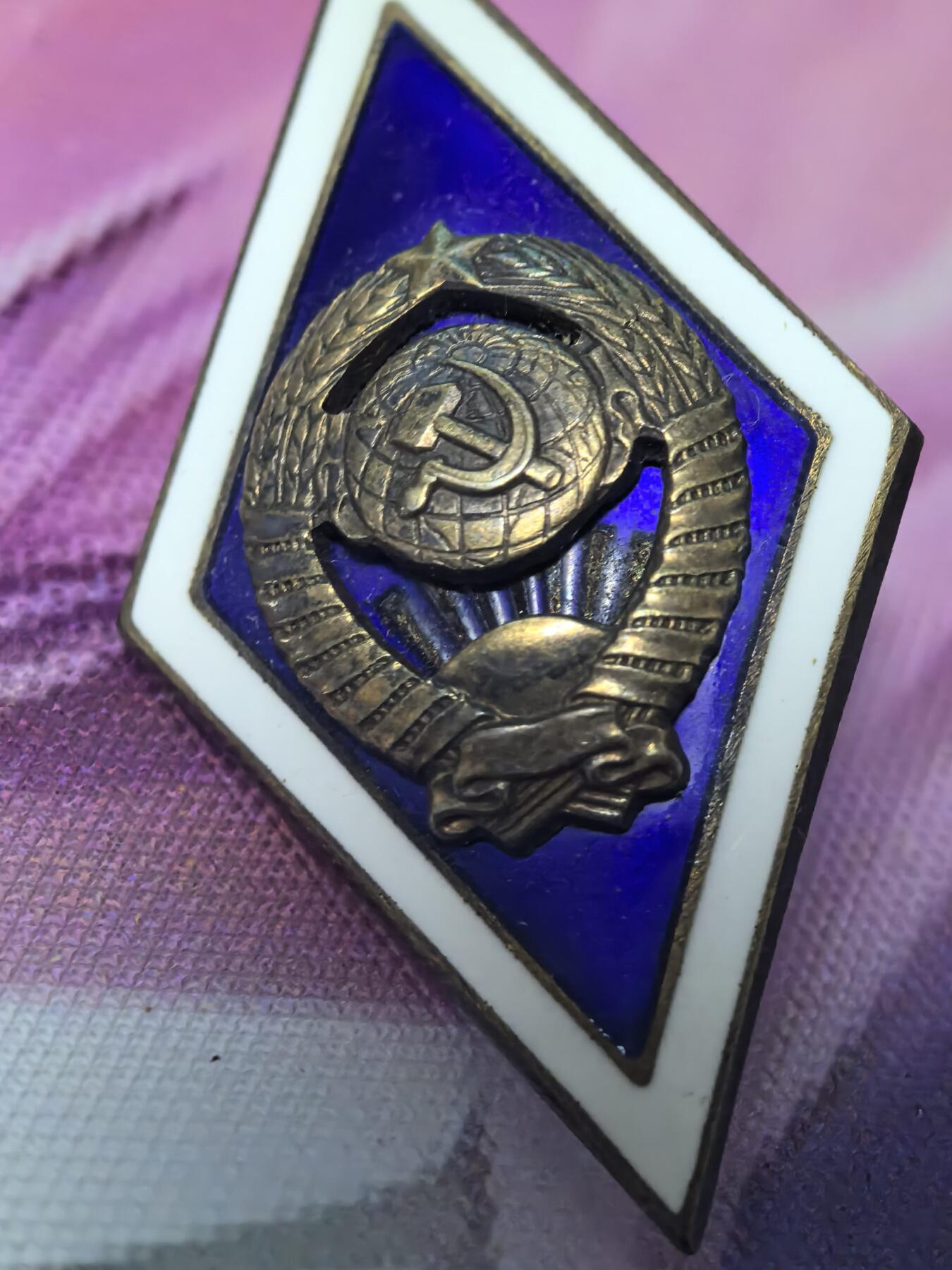 苏联勋章奖章拍卖 本次有亚捏，苏联艺术家，2次英雄的奖状，国际运动员全套等好货 不要错过 3月20日晚上九点结束在麦稀奇 找不到的加我qq或者微信都是184277308备注苏章拍卖。