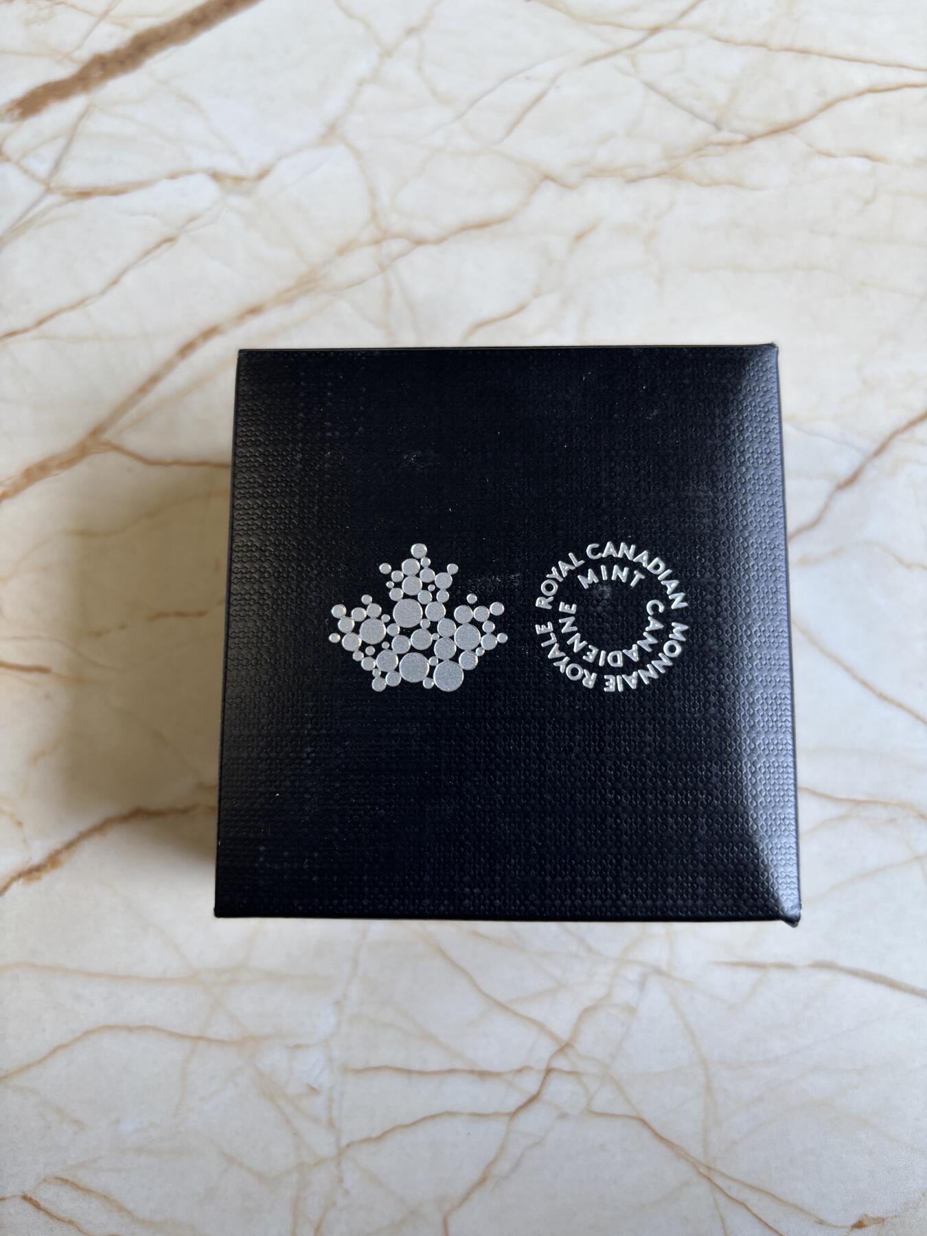 第194期拍卖 加拿大2018年彩色镀金彩蛋20加元椭圆1盎司纪念银币，9999银，31.82克，发行5000枚