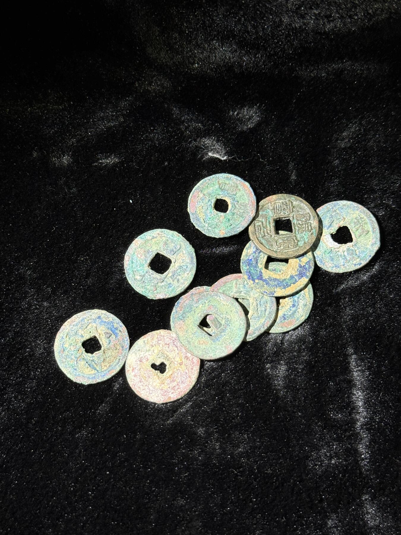 戎马世界章牌大赏，铜钱场 宋小平钱一组，未清理