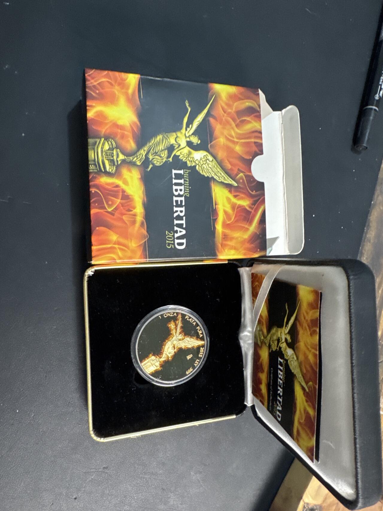 ❤️【币观天下】❤️ 第345期钱币拍卖场- 2026.3.20周五晚上6点半场 长期征集拍品  2015年墨西哥无面值黑色铑化镀24K金普制银币 燃烧的自由女神 1盎司999银 发行量：1000 盒证全