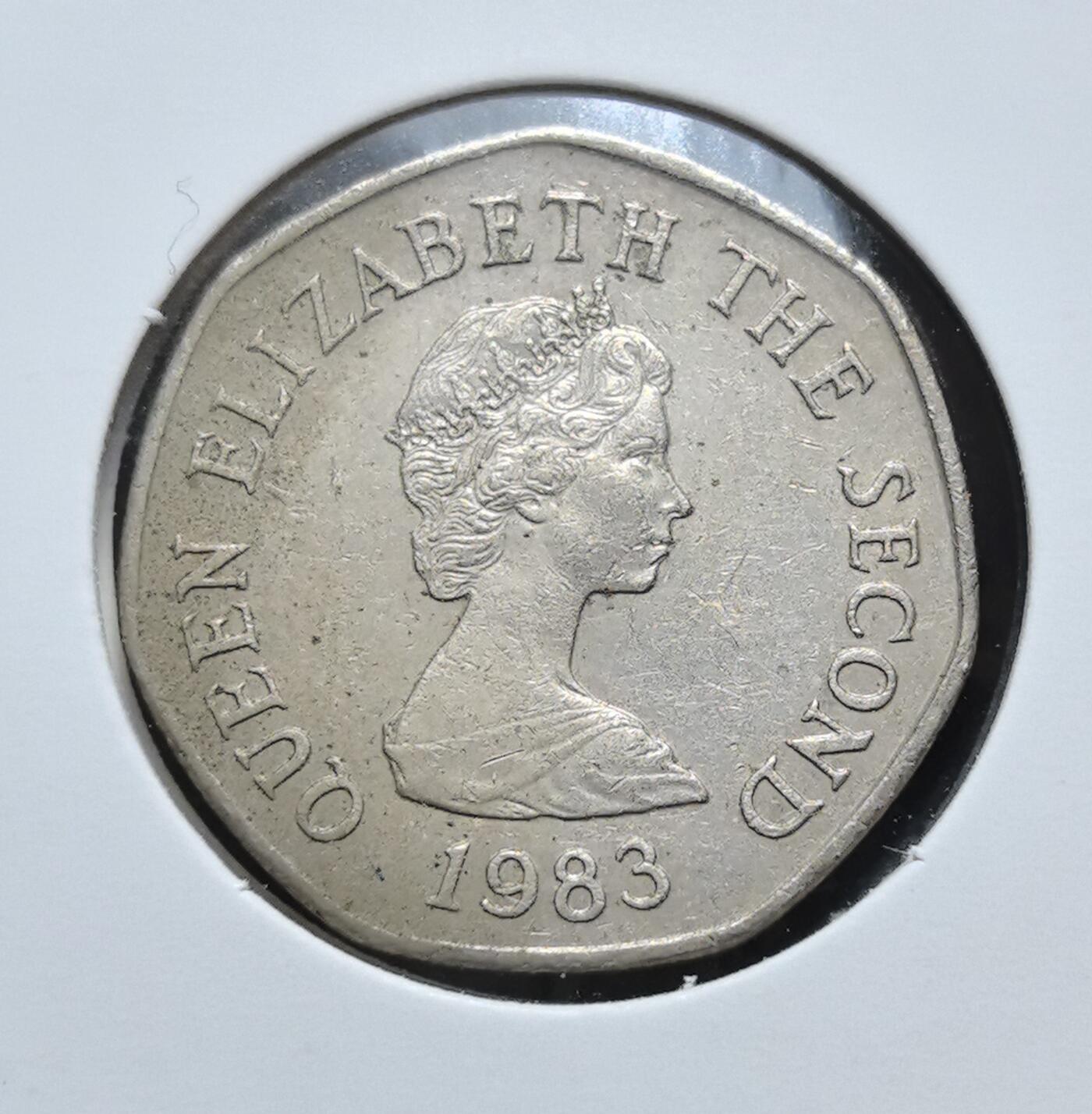 外国优质老铜币银币苏联纪念章，每周六晚九点倒数截拍，满百包邮可寄存，持续收拍 泽西行政区1983年科比特灯塔20 便士，正面为伊丽莎白二世头像，背面是科比特灯塔图案，体现泽西作为英国皇家属地的货币特色与海洋文化。