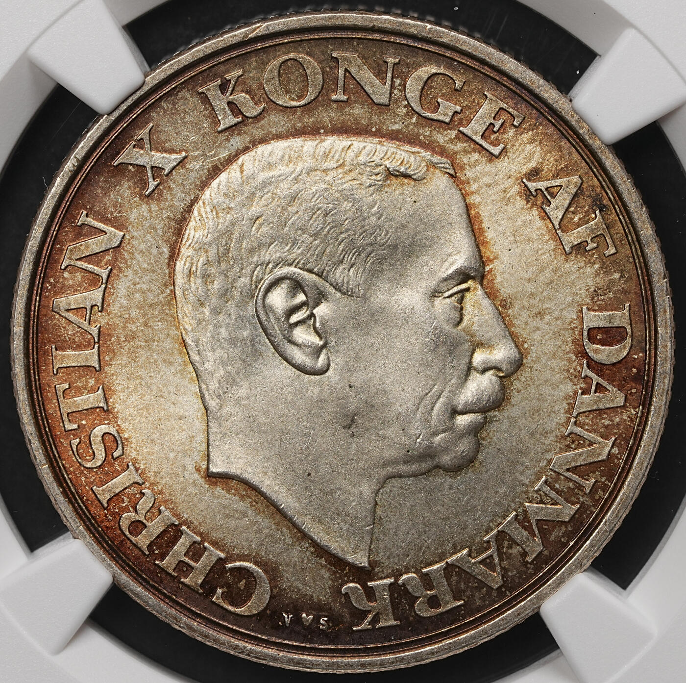 修遠堂世界钱币第108期 NGC MS66 1937年丹麦国王登基25周年纪念2克朗银币，少见红彩