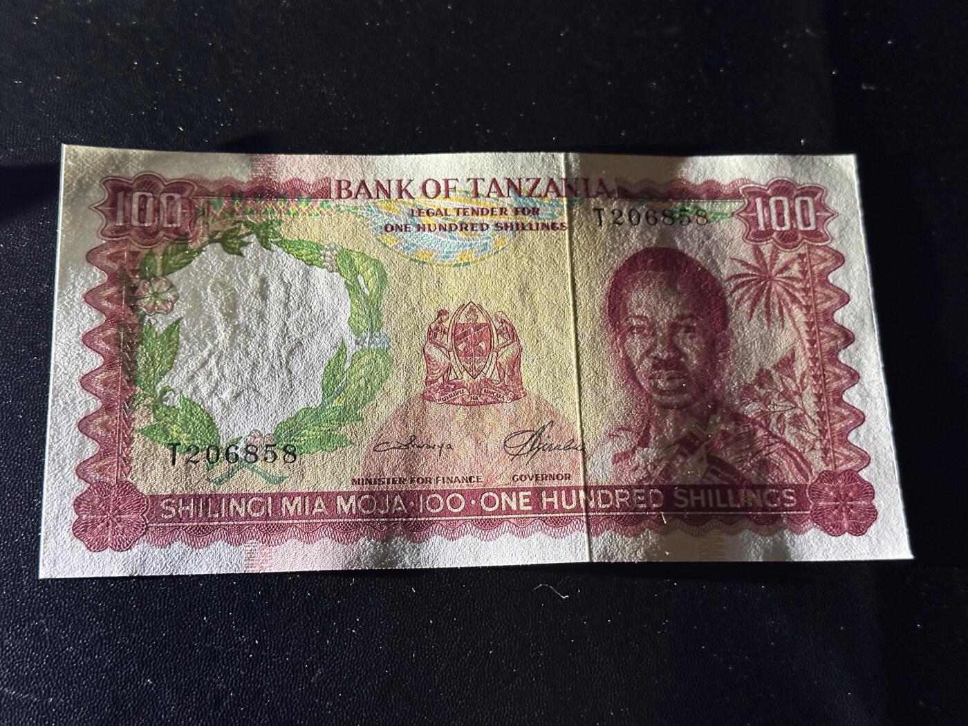 《外钞收藏家》第六百一十九期（精品场）（长期征集拍品、欢迎藏友们联系合作） 坦桑尼亚100先令 无47靓号 UNC- 尾858