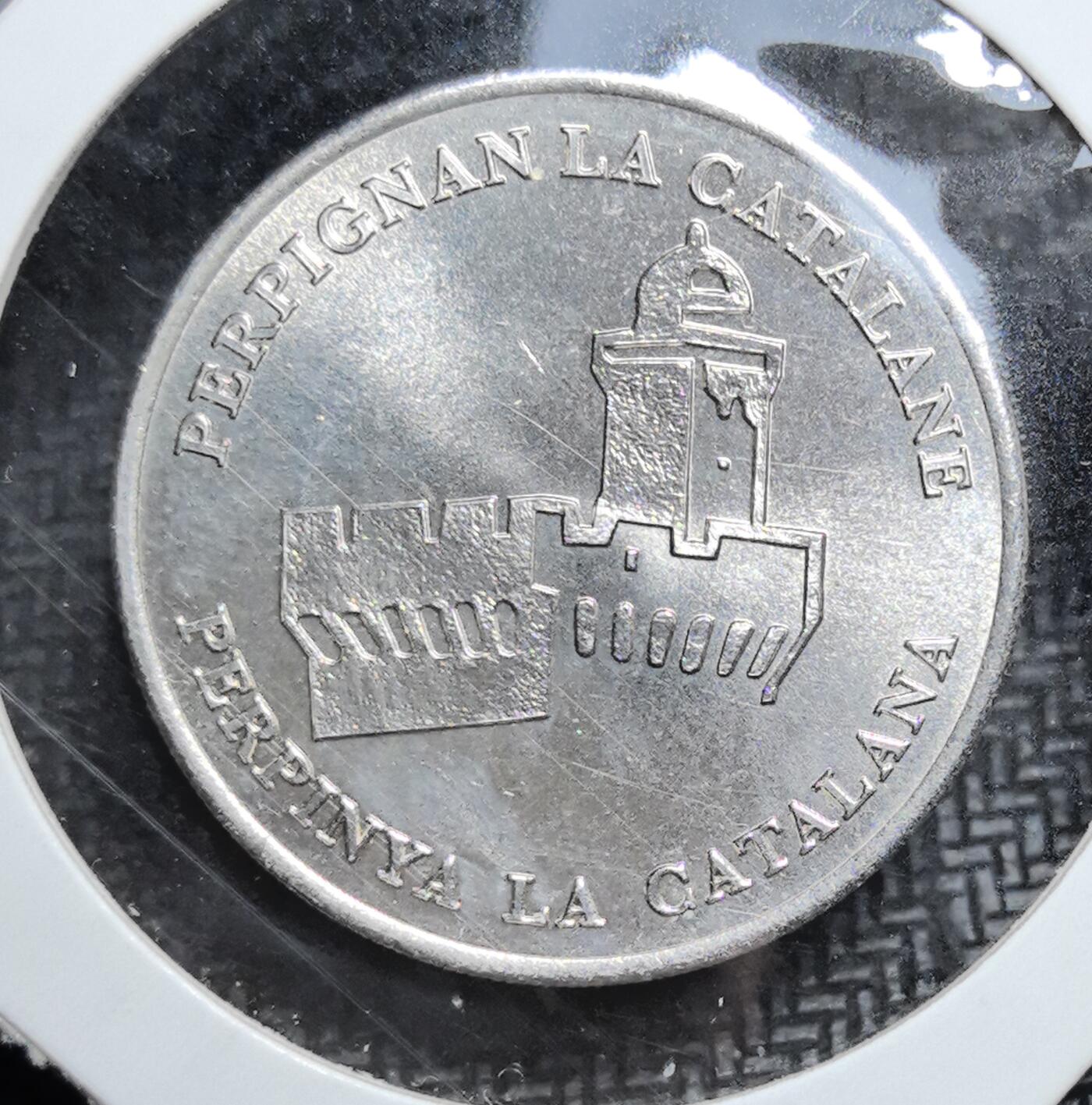 外国优质老铜币银币苏联纪念章，每周六晚九点倒数截拍，满百包邮可寄存，持续收拍 法国1998 年佩皮尼昂地区 2 欧元纪念币，正面标注城市活动日期与欧元符号，背面刻加泰罗尼亚风格城堡，双语铭文凸显地域文化，是欧洲城市纪念代币收藏的小众特色品。