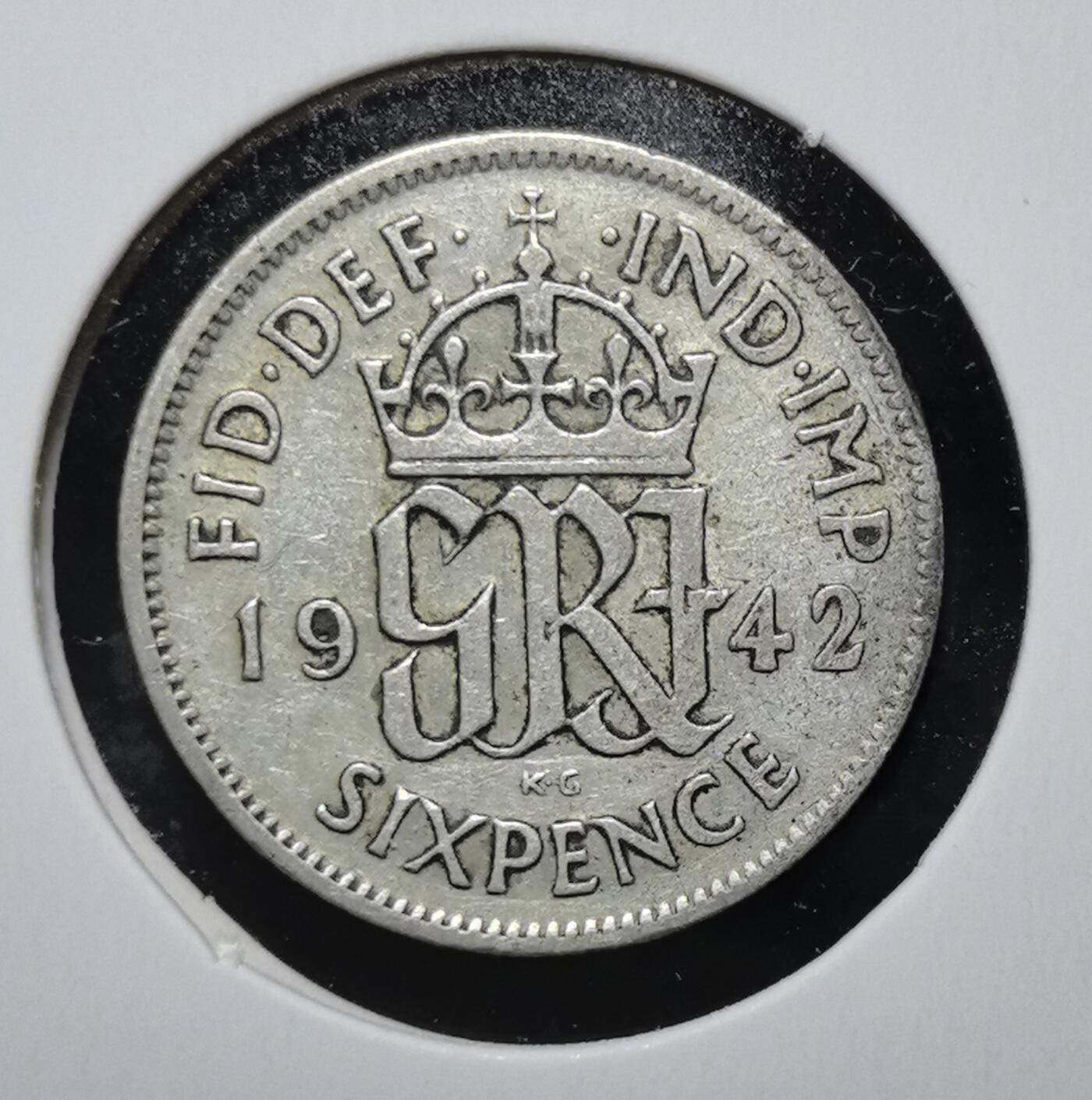 外国优质老铜币银币苏联纪念章，每周六晚九点倒数截拍，满百包邮可寄存，持续收拍 英国乔治六世1942年6便士银币。正面为国王头像，背面是国王花押与王冠，是二战时期英国流通货币，见证战时经济与殖民体系。