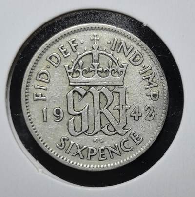 外国优质老铜币银币苏联纪念章，每周六晚九点倒数截拍，满百包邮可寄存，持续收拍 - 英国乔治六世1942年6便士银币。正面为国王头像，背面是国王花押与王冠，是二战时期英国流通货币，见证战时经济与殖民体系。