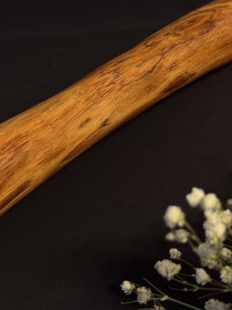 零元拍：NO.27终于在节前收到这批送出去加工的海南黄花梨随型把玩棍横财，这也许就是玩木头的乐趣吧，每一个花纹都独一无二，是自然与匠心的完美邂逅。 它保留了木材最本真的曲线，每一处起伏都像是时光在木头上留下的指纹。尺寸：49.5/6.2/5MM