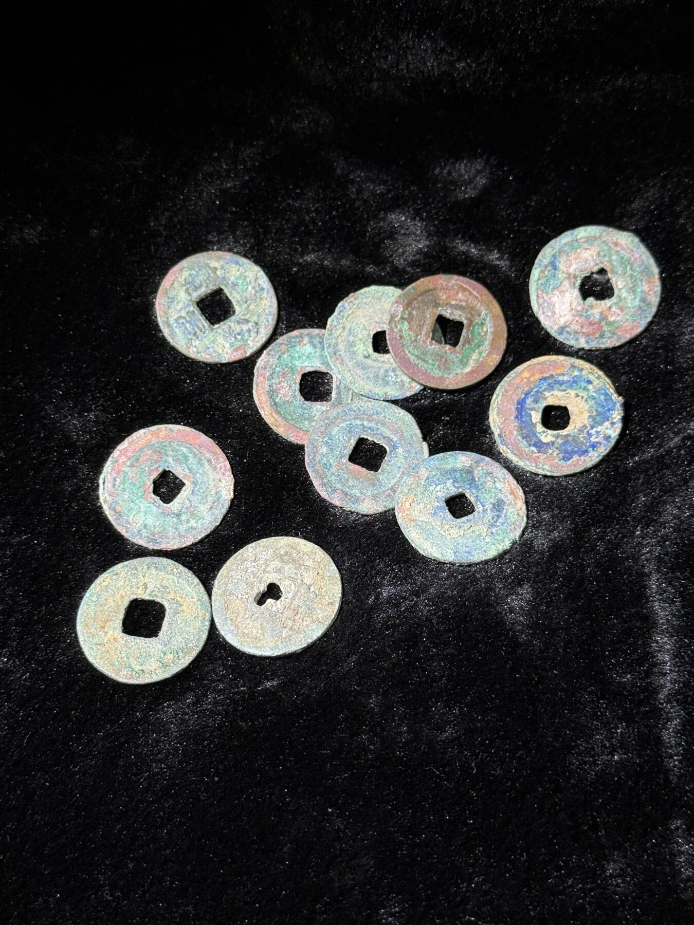 戎马世界章牌大赏，铜钱场 宋小平钱一组，未清理