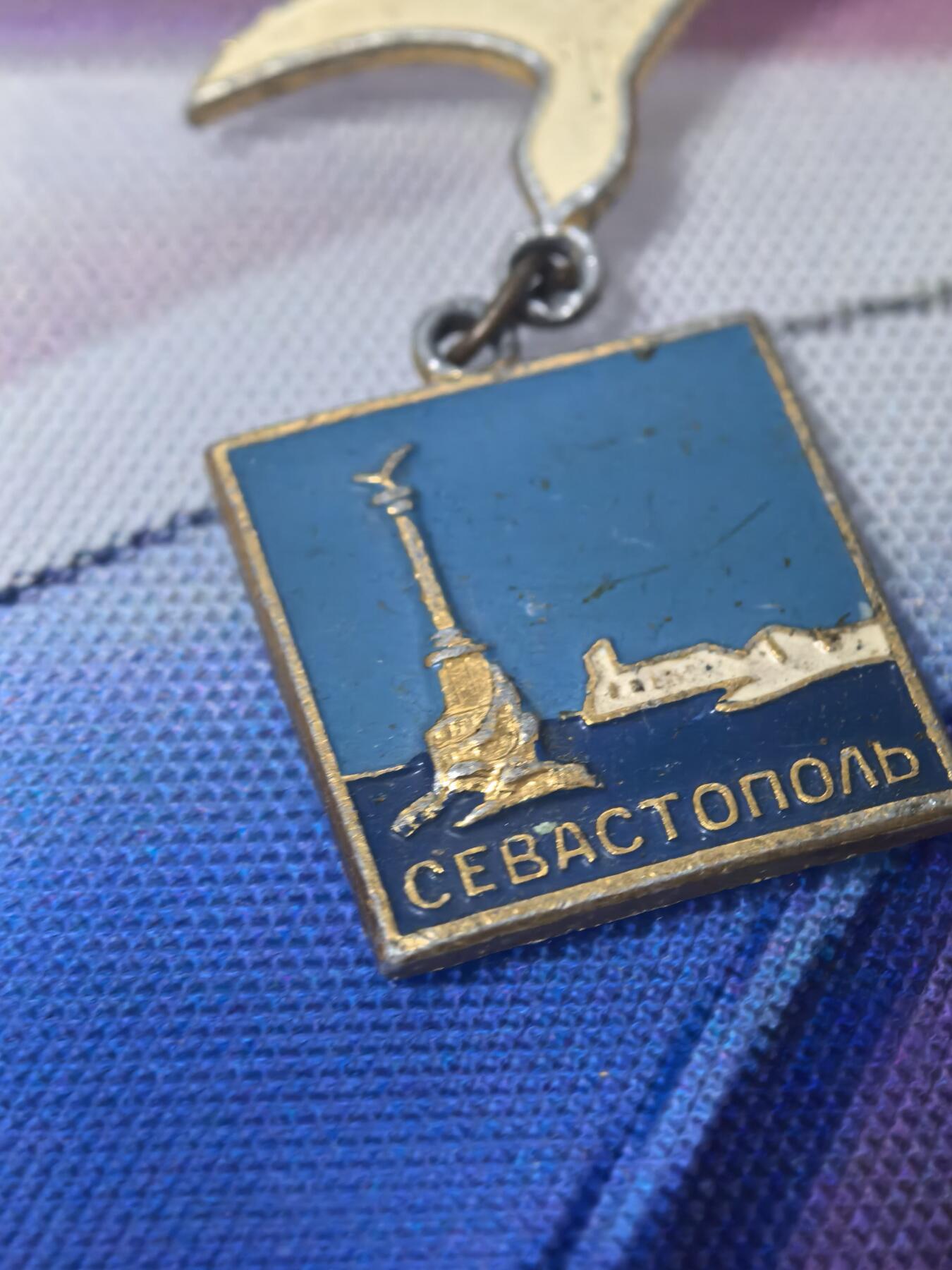 苏联勋章奖章拍卖 本次有亚捏，苏联艺术家，2次英雄的奖状，国际运动员全套等好货 不要错过 3月20日晚上九点结束在麦稀奇 找不到的加我qq或者微信都是184277308备注苏章拍卖。