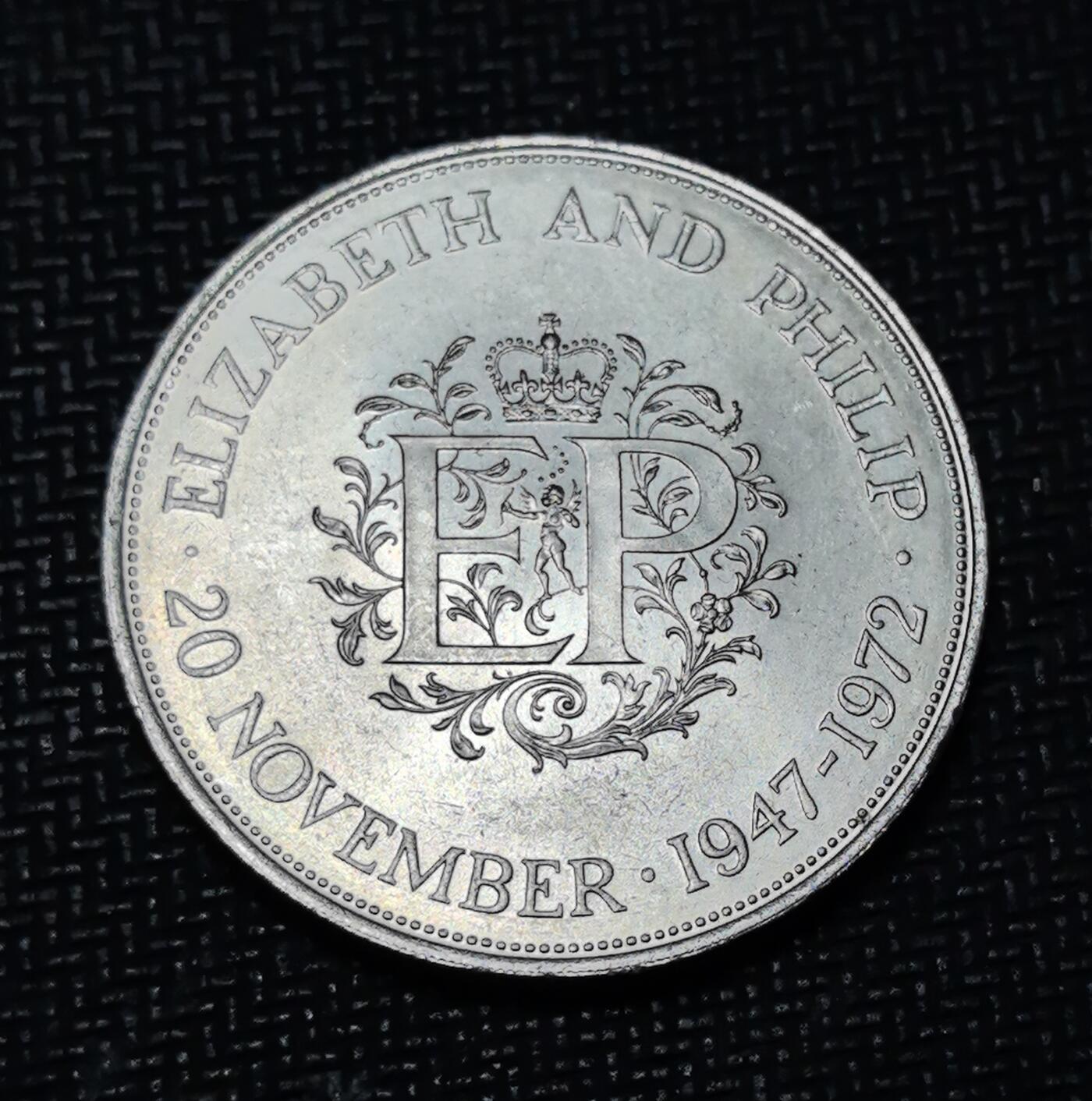 外国优质老铜币银币苏联纪念章，每周六晚九点倒数截拍，满百包邮可寄存，持续收拍 1972 年英国伊丽莎白二世与菲利普亲王银婚纪念克朗币，正面为女王肖像，背面饰精致 “EP” 纹章与银婚纪年，见证英国王室世纪婚姻，是英联邦王室纪念币的经典收藏品种。