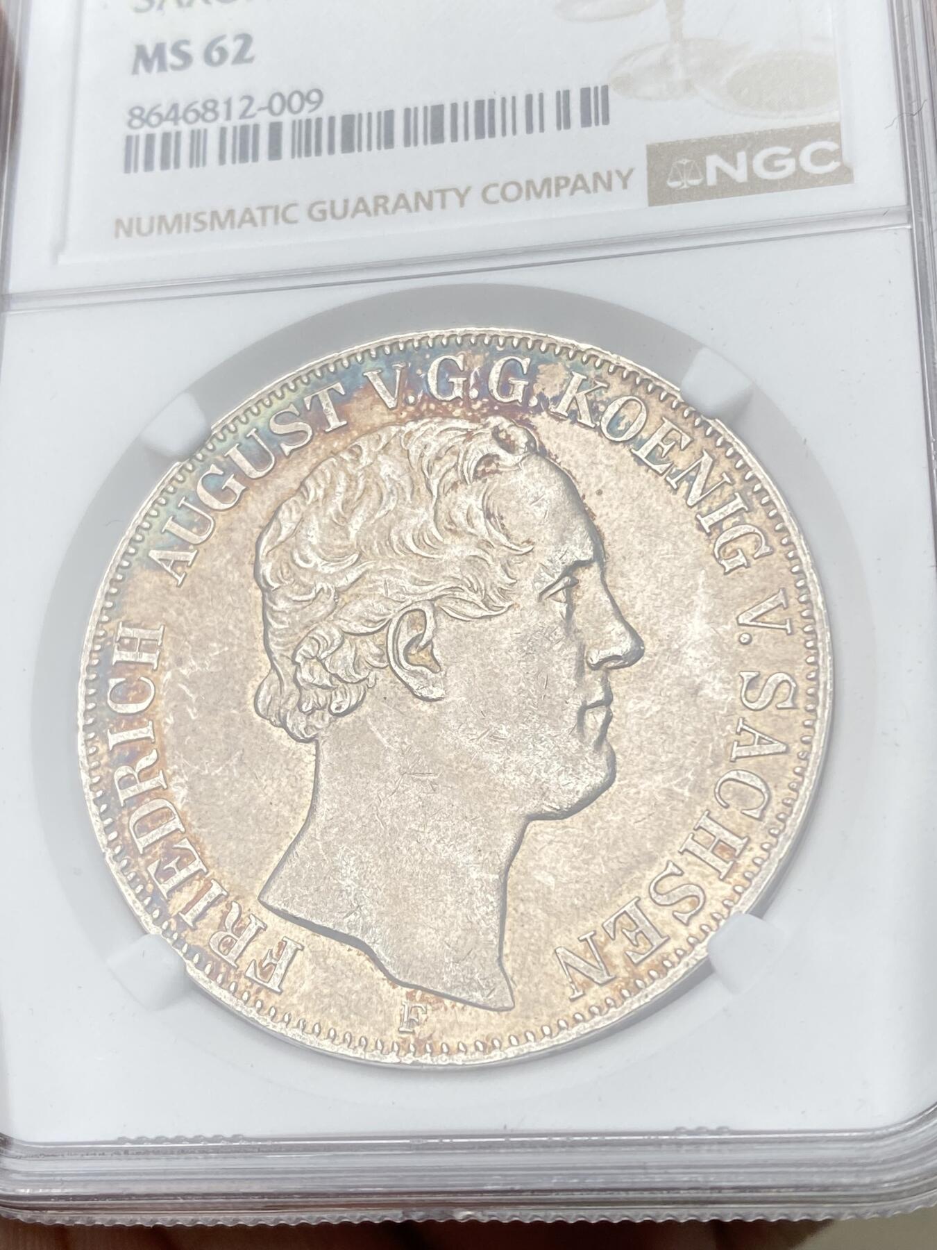 万国钱币拍卖第063期 NGC MS62 1854年德国萨克森奥古斯特五世纹章2泰勒 好品难得的早期萨克森流通2t 原味香槟金孔雀蓝环彩极美 NGC亚军分更高仅一枚
