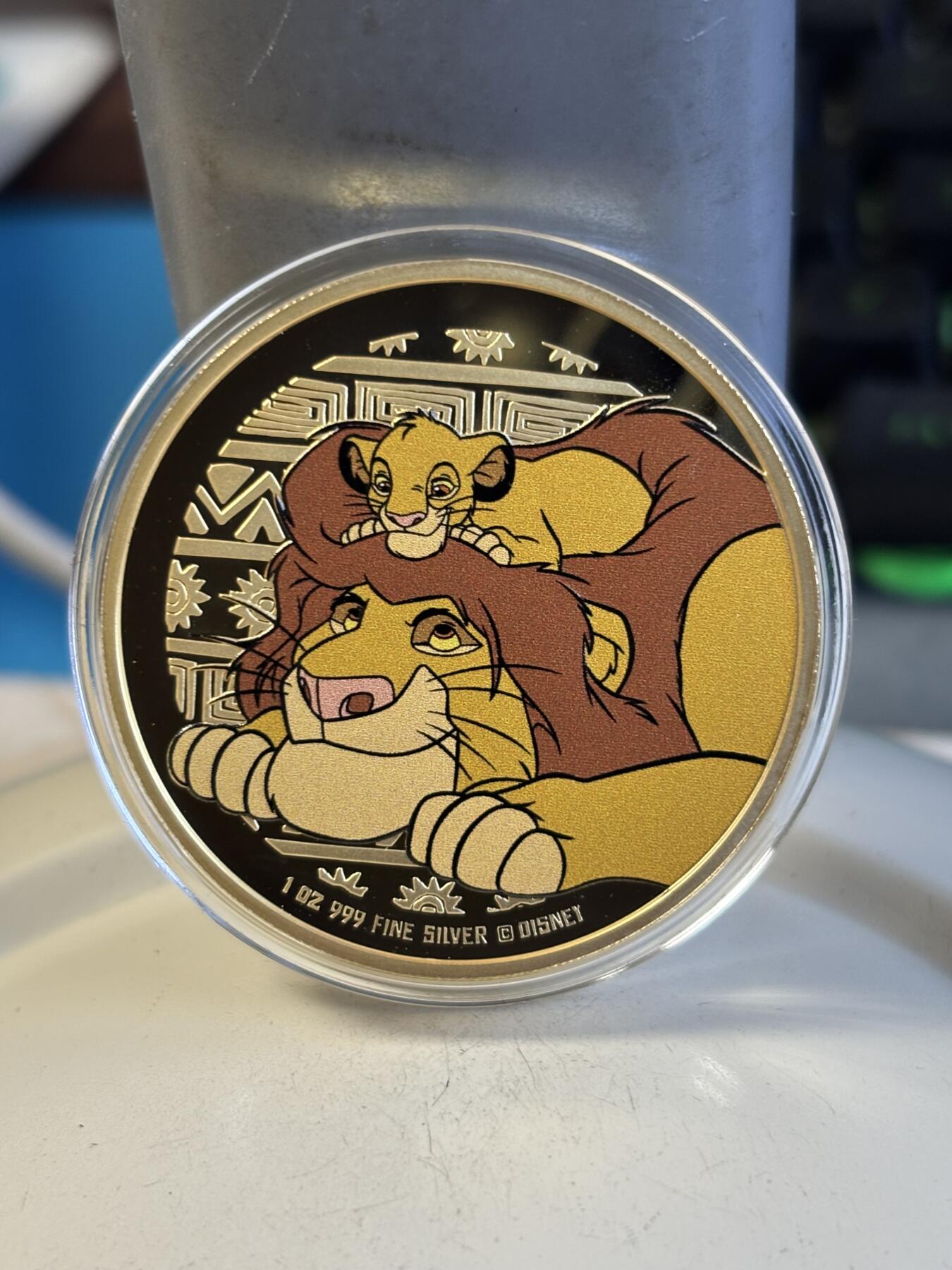 第194期拍卖 纽埃2024年狮子王穆法萨和辛巴1盎司镀金版本银币，999银，发行1994枚