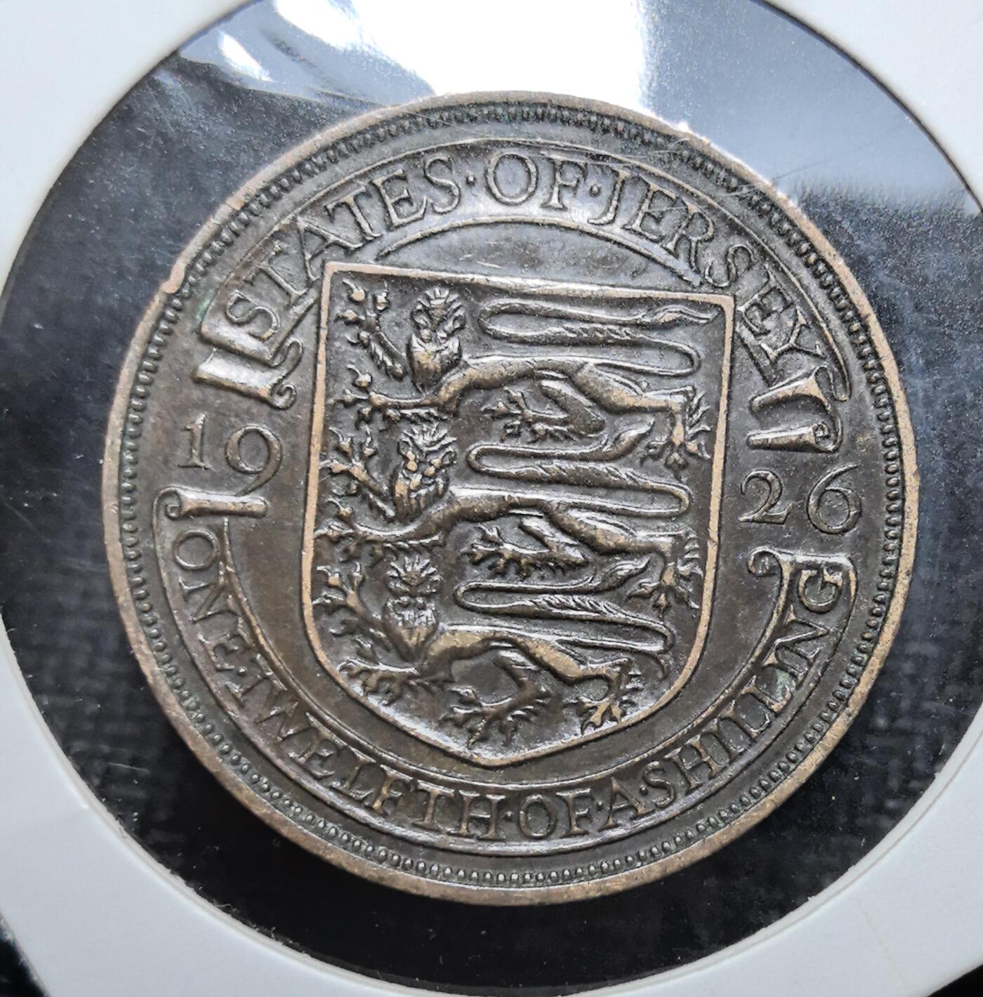 外国优质老铜币银币苏联纪念章，每周六晚九点倒数截拍，满百包邮可寄存，持续收拍 泽西岛1926年1/12 先令铜币，正面乔治五世国王头像彰显英属皇室权威，背面泽西岛国徽与狮龙纹独具海岛家族特征，是英属海峡群岛钱币中极具历史辨识度的收藏精品。