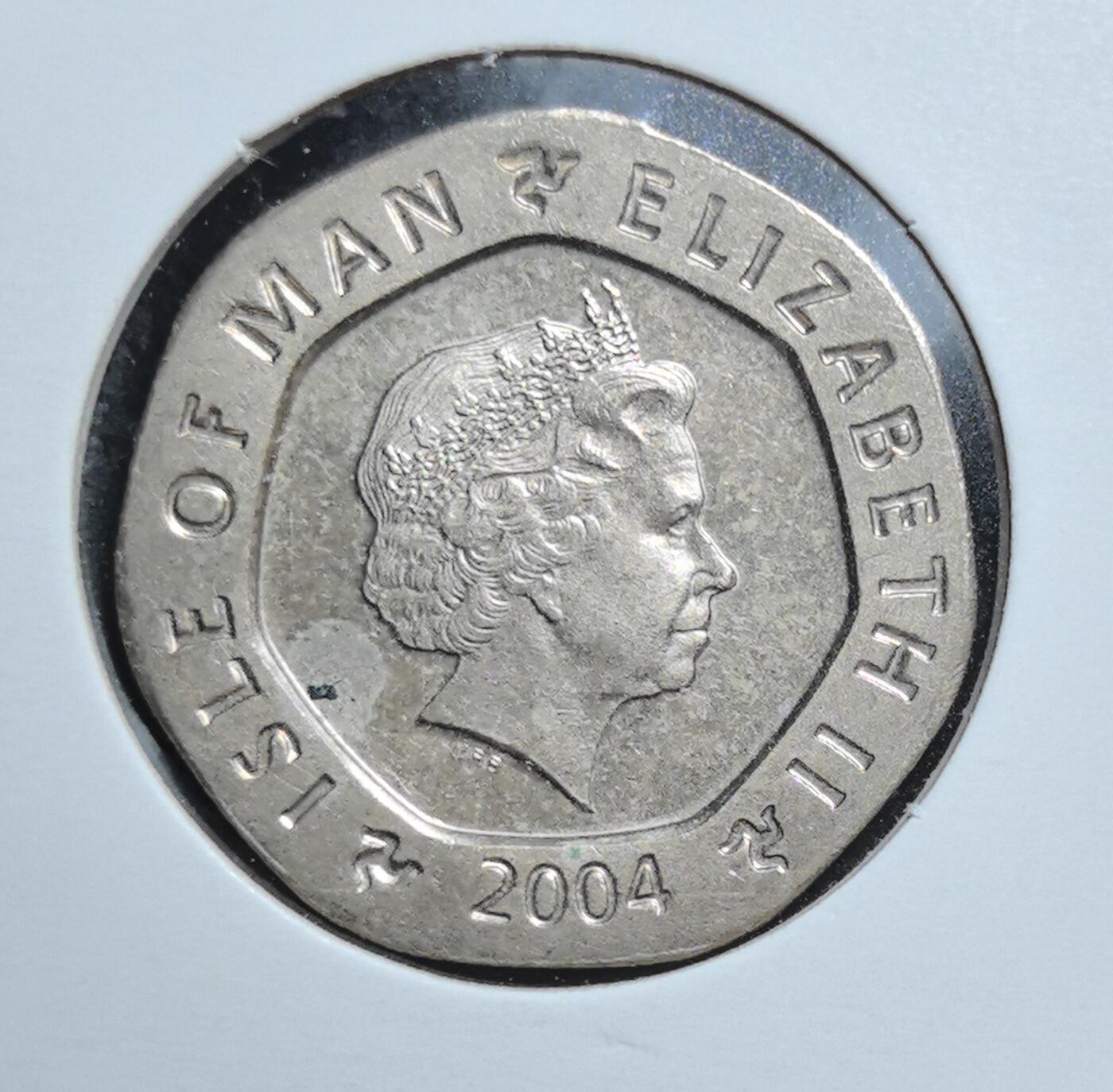 外国优质老铜币银币苏联纪念章，每周六晚九点倒数截拍，满百包邮可寄存，持续收拍 马恩岛2004年拉申城堡钟20便士，正面为伊丽莎白二世头像，背面以拉申城堡钟为主题，复刻 1597 年古老时钟纹样，是马恩岛历史建筑文化与英国属地货币体系的生动见证。