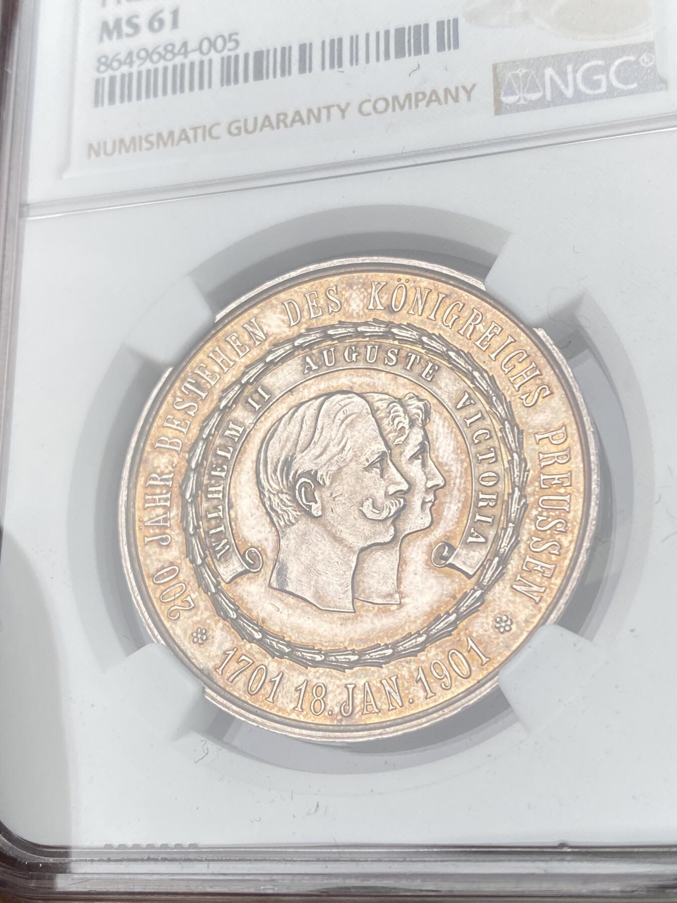万国钱币拍卖第063期 NGC MS61 1901年德国普鲁士建国200周年纪念银章 通体金彩 正面威廉二世夫妇像 背面腓特烈一世与威廉一世夫妇像 帝国鹰在上方祝福帝国 绝对的珍稀罕见品种唯一入盒冠军分