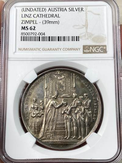 万国钱币拍卖第063期 - NGC MS62 19世纪末期奥地利林茨大教堂洗礼纪念银章 浮雕镜面极美孔雀绿彩环绕 背面林茨大教堂景观的版本非常罕见