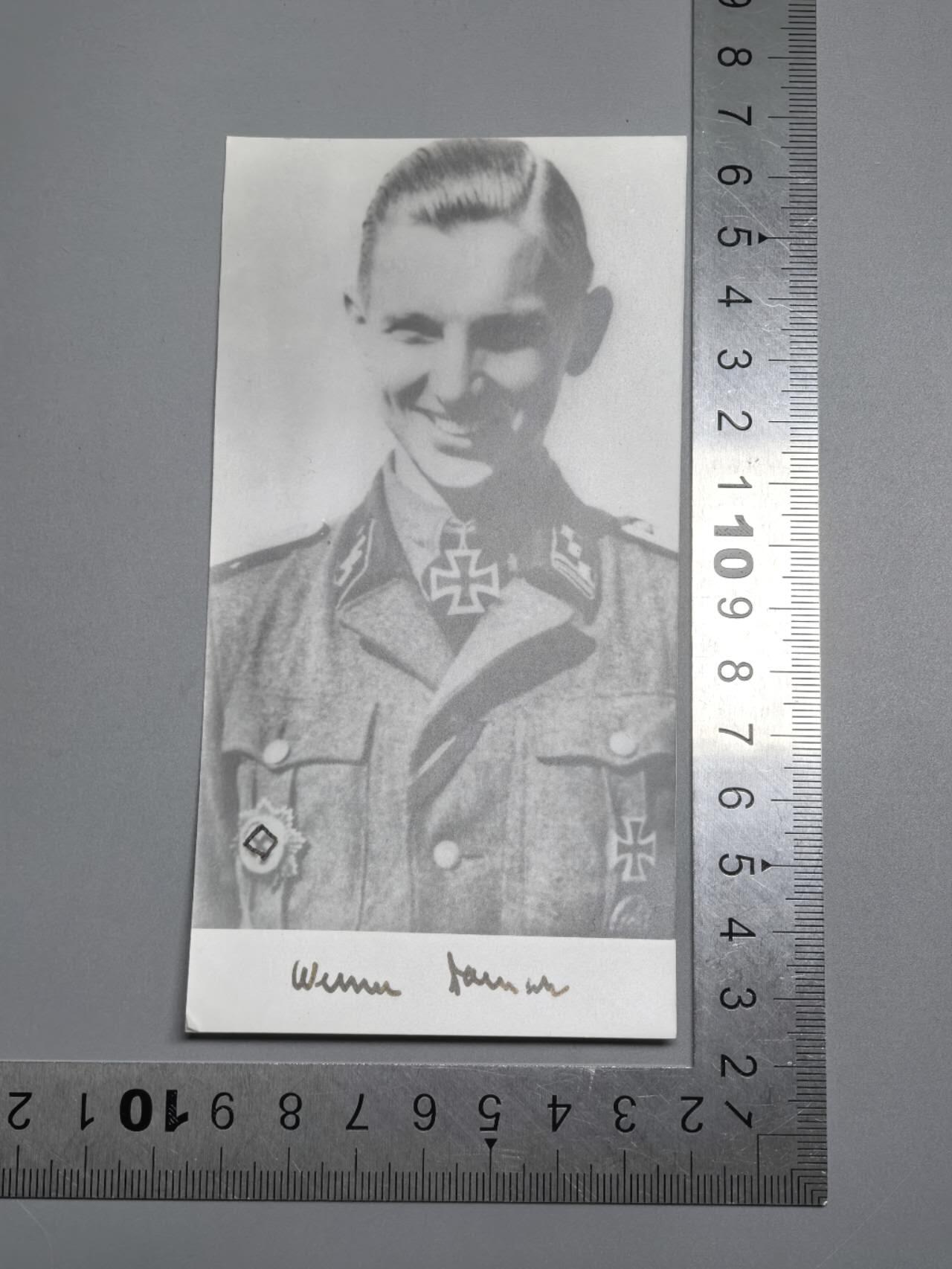 小驴勋章奖章收藏3月21日周六晚六点拍卖（珍爱和平，收藏战争，铭记历史，勿忘国耻，忠党爱国。有偿代拍，送拍规则在简介最后，参拍须阅读规则后再参拍，关系到运费包装发货时效真假辨别等关键信息，拍卖时不再发原图，看大图店主微信码在拍卖店铺介绍里） 青年团师骑士铁十字勋章获得者维尔纳·达姆施（Werner Damsch）战后签名照，DK上方框是笔画的不是打码