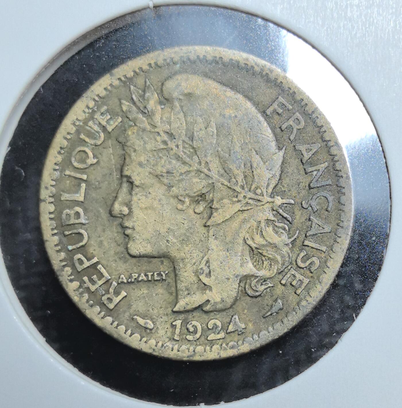 外国优质老铜币银币苏联纪念章，每周六晚九点倒数截拍，满百包邮可寄存，持续收拍 法属多哥 1924年1 法郎硬币，属法国委任统治时期殖民货币，正面为法兰西女神玛丽安娜，背面饰多哥特色植物，见证殖民历史与文化交融，是非洲殖民钱币收藏的小众精品。