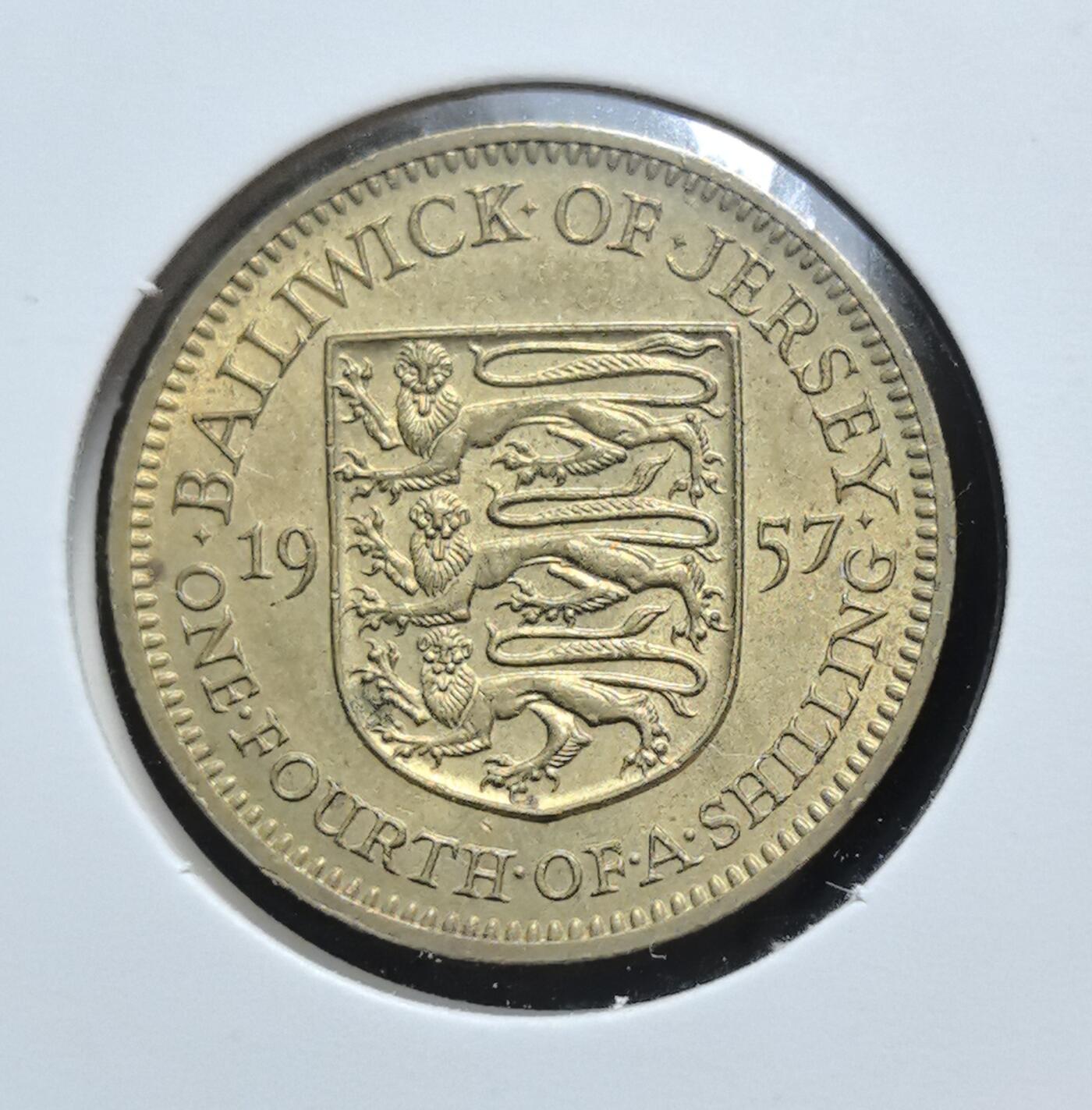 外国优质老铜币银币苏联纪念章，每周六晚九点倒数截拍，满百包邮可寄存，持续收拍 泽西行政区1957年1/4先令铜币，正面为伊丽莎白二世头像，背面是泽西三狮纹章，见证了泽西作为英国皇家属地在十进制前的货币体系与历史身份