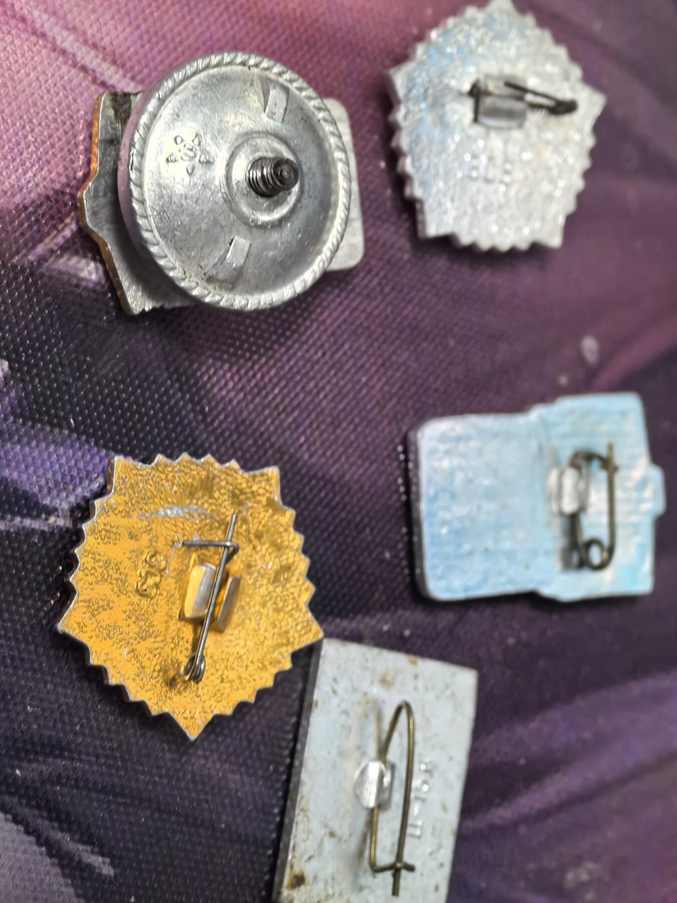 苏联勋章奖章拍卖 本次有亚捏，苏联艺术家，2次英雄的奖状，国际运动员全套等好货 不要错过 3月20日晚上九点结束在麦稀奇 找不到的加我qq或者微信都是184277308备注苏章拍卖。