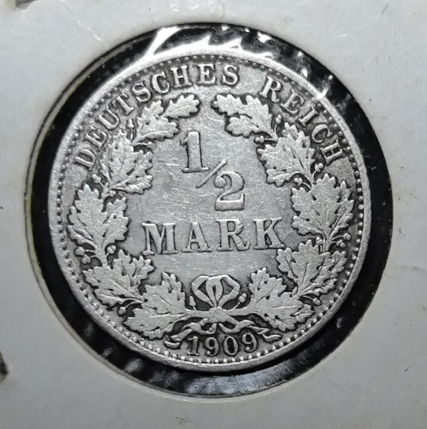 外国优质老铜币银币苏联纪念章，每周六晚九点倒数截拍，满百包邮可寄存，持续收拍 德意志帝国1909年½ 马克银币。正面为帝国鹰徽与橡叶环饰，背面标注面值与年份，见证德意志第二帝国时期的货币体系与工业发展。