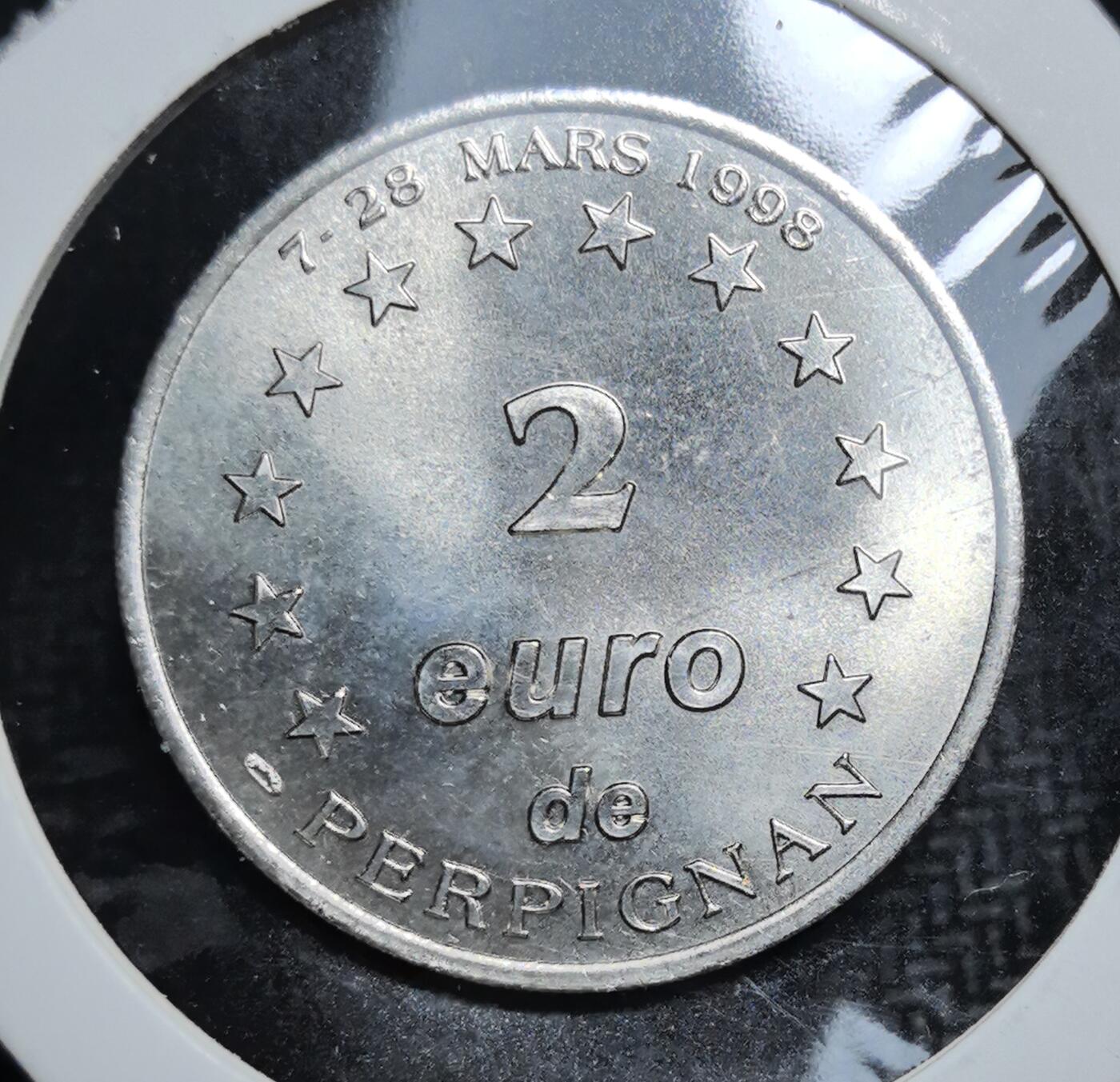 外国优质老铜币银币苏联纪念章，每周六晚九点倒数截拍，满百包邮可寄存，持续收拍 法国1998 年佩皮尼昂地区 2 欧元纪念币，正面标注城市活动日期与欧元符号，背面刻加泰罗尼亚风格城堡，双语铭文凸显地域文化，是欧洲城市纪念代币收藏的小众特色品。