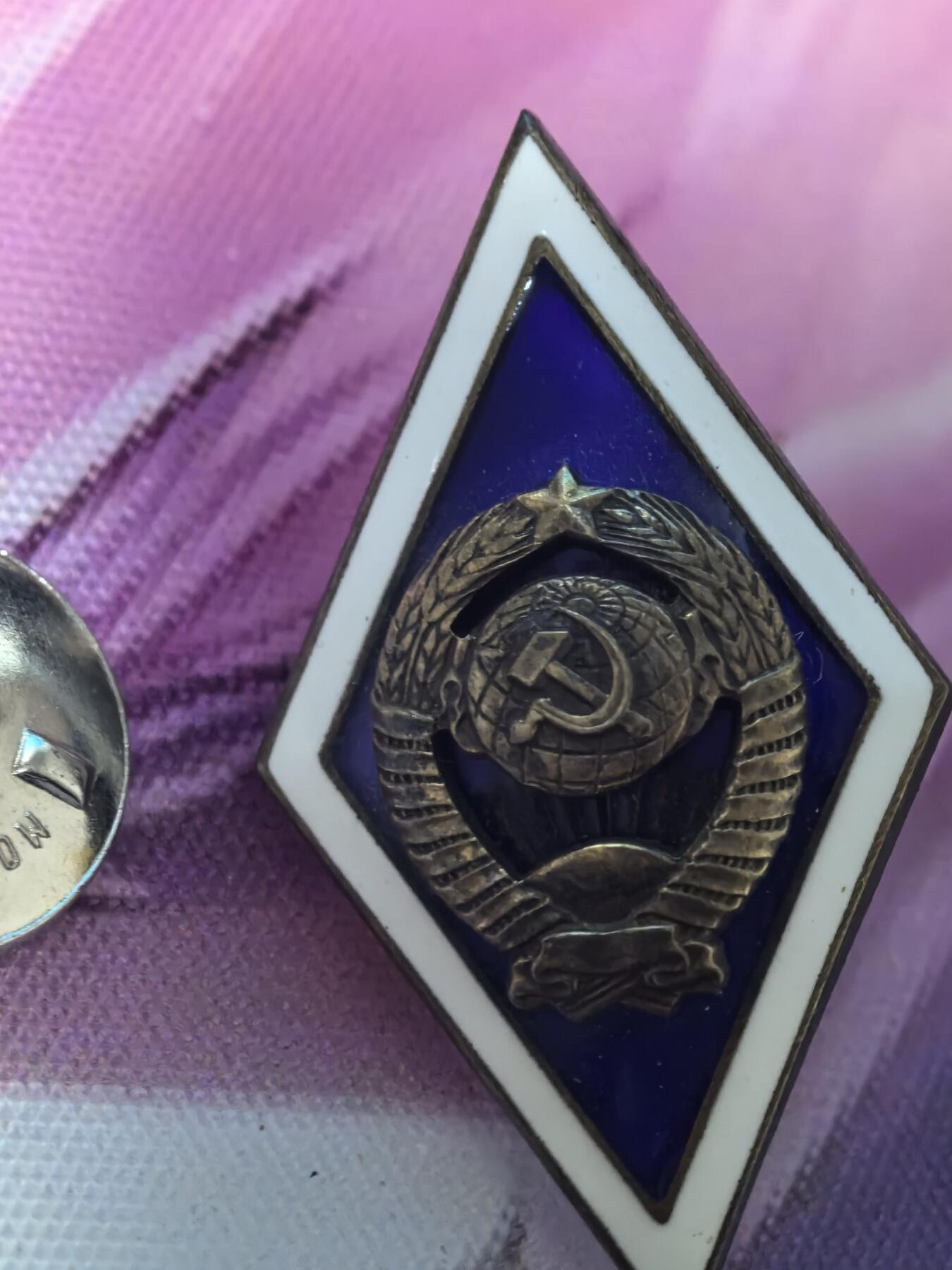 苏联勋章奖章拍卖 本次有亚捏，苏联艺术家，2次英雄的奖状，国际运动员全套等好货 不要错过 3月20日晚上九点结束在麦稀奇 找不到的加我qq或者微信都是184277308备注苏章拍卖。