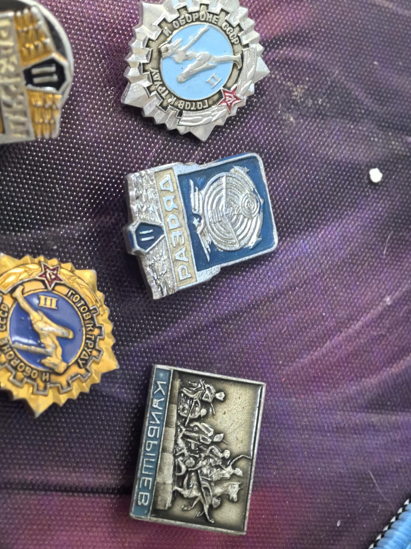 苏联勋章奖章拍卖 本次有亚捏，苏联艺术家，2次英雄的奖状，国际运动员全套等好货 不要错过 3月20日晚上九点结束在麦稀奇 找不到的加我qq或者微信都是184277308备注苏章拍卖。