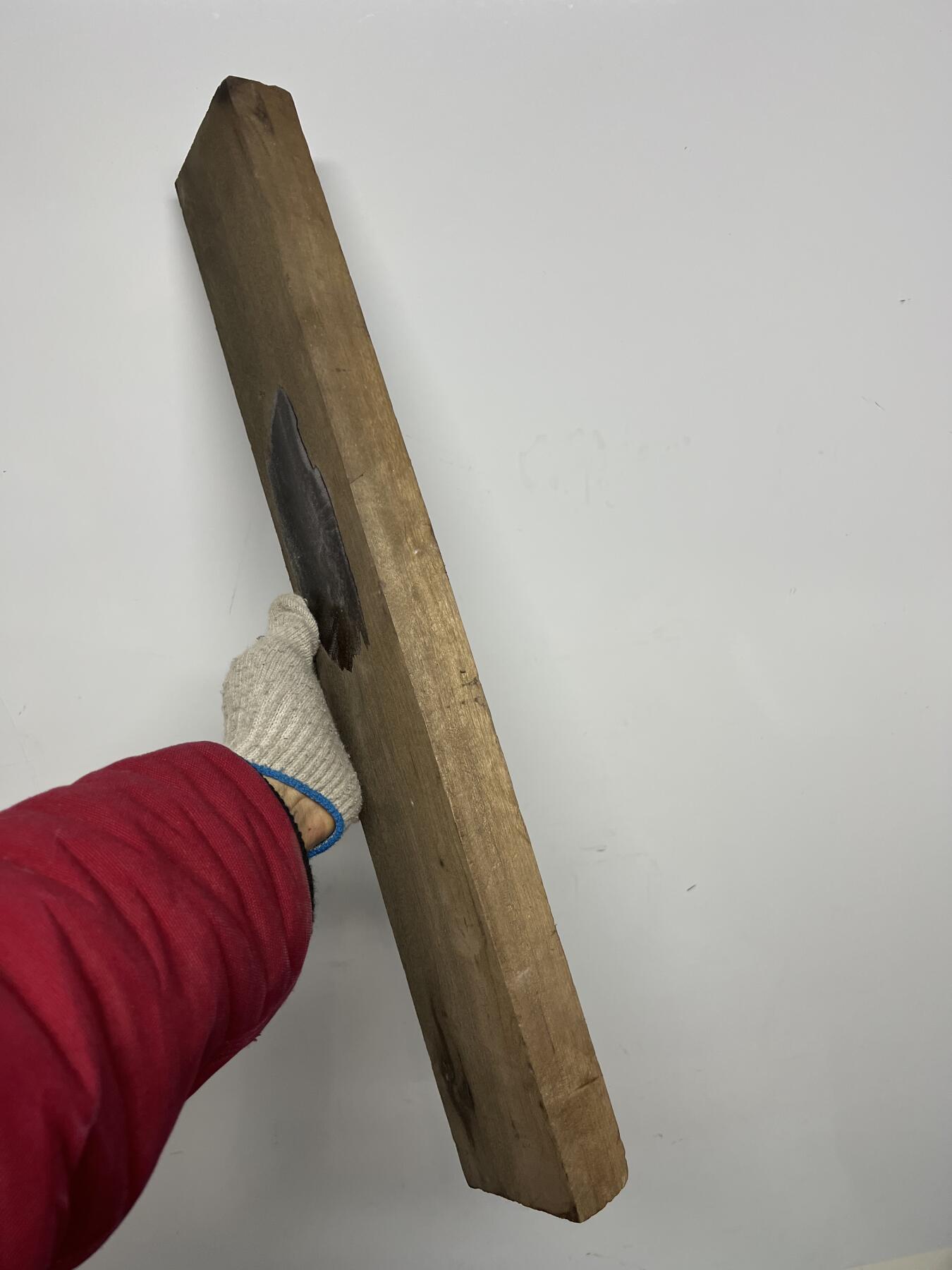 零元拍：NO.1金丝楠阴沉料，切镇尺做牌子，无需打磨就已经金光闪闪。切牌子，做镇尺，干泡台。满金丝药香，尺寸约：55/8/3.6CM。