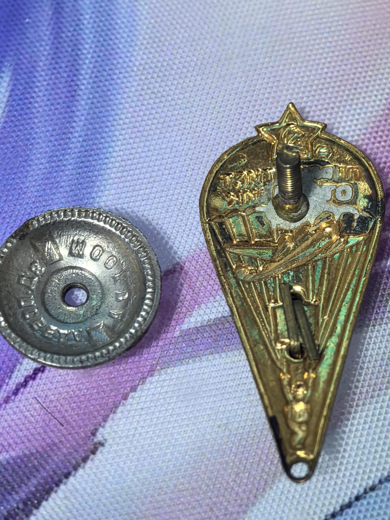 苏联勋章奖章拍卖 本次有亚捏，苏联艺术家，2次英雄的奖状，国际运动员全套等好货 不要错过 3月20日晚上九点结束在麦稀奇 找不到的加我qq或者微信都是184277308备注苏章拍卖。