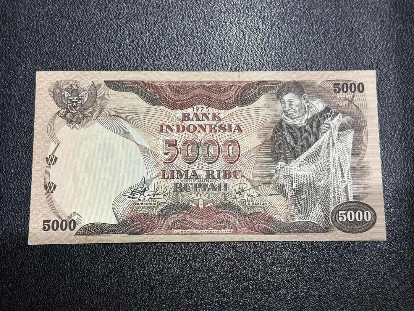 《外钞收藏家》第六百一十九期（精品场）（长期征集拍品、欢迎藏友们联系合作） 1975年印度尼西亚5000卢比 AU品相