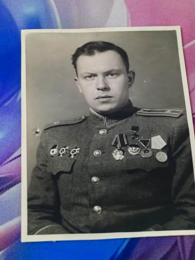 苏联勋章奖章拍卖 本次有亚捏，苏联艺术家，2次英雄的奖状，国际运动员全套等好货 不要错过 3月20日晚上九点结束在麦稀奇 找不到的加我qq或者微信都是184277308备注苏章拍卖。 - 苏联英雄的照片 8*11.5