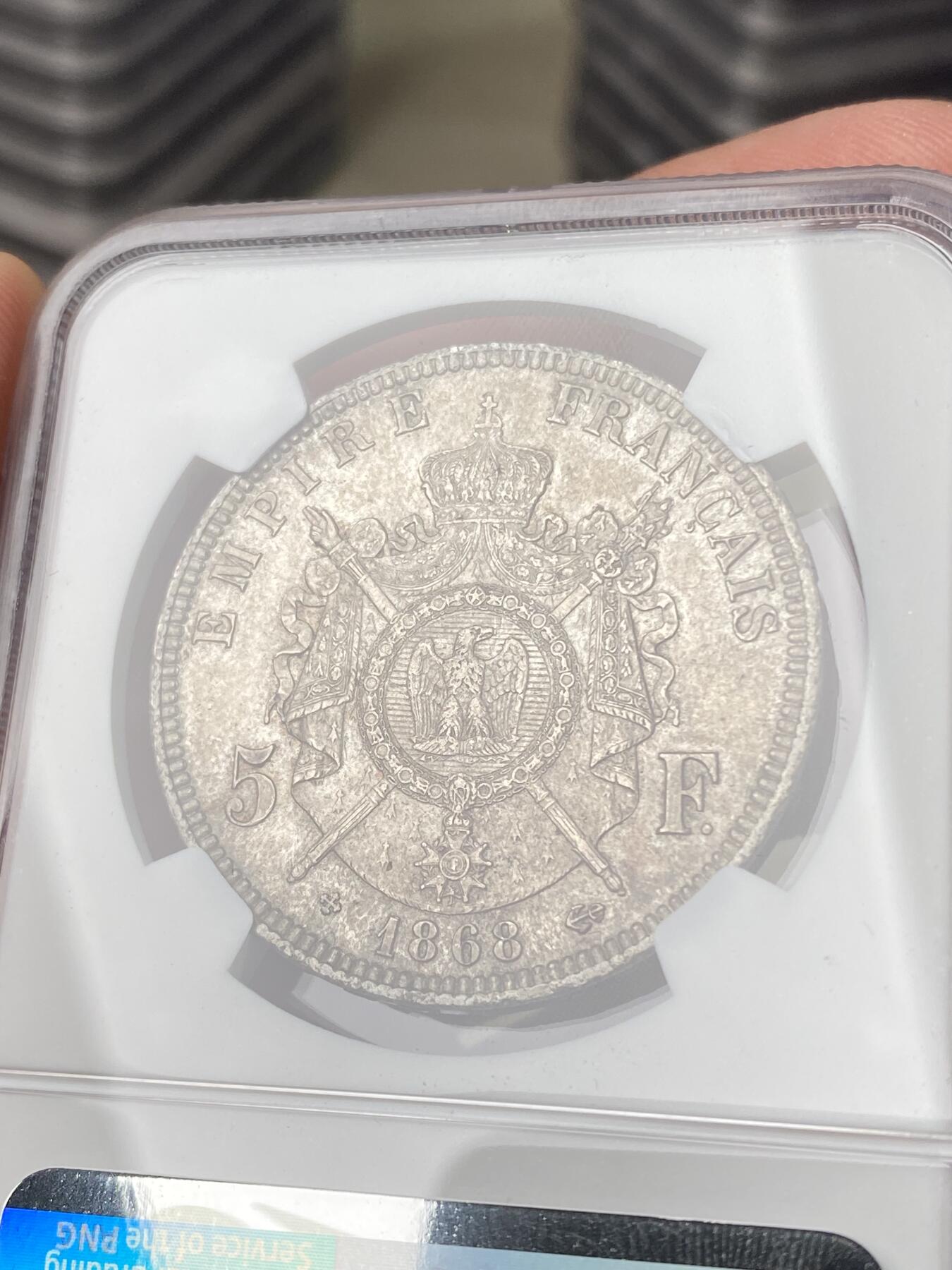 万国钱币拍卖第063期 NGC MS63 1868年法国拿破仑三世5法郎 斯特拉斯堡厂铸造 流通极其充分品种 原味欧陆五彩裹身车轮转光高点极佳 值得入藏的状态