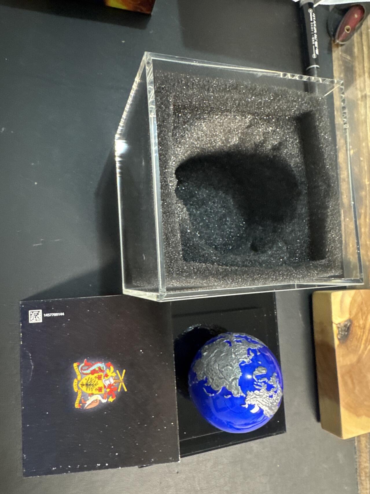 ❤️【币观天下】❤️ 第345期钱币拍卖场- 2026.3.20周五晚上6点半场 长期征集拍品  2021年巴巴多斯5元仿古蓝色珐琅球形银币 蓝色珠子-地球在晚上 3盎司999银 发行量：999 盒证全