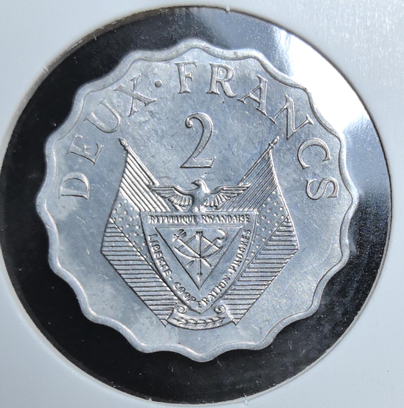 外国优质老铜币银币苏联纪念章，每周六晚九点倒数截拍，满百包邮可寄存，持续收拍 1970 年卢旺达 2 法郎，波浪形边缘极具辨识度，正面铸 “增产” 法文口号与劳作孩童形象，彰显独立后发展愿景，背面国徽承载 “自由、合作、进步” 理念，是非洲法语区殖民后货币收藏的经典入门品种。