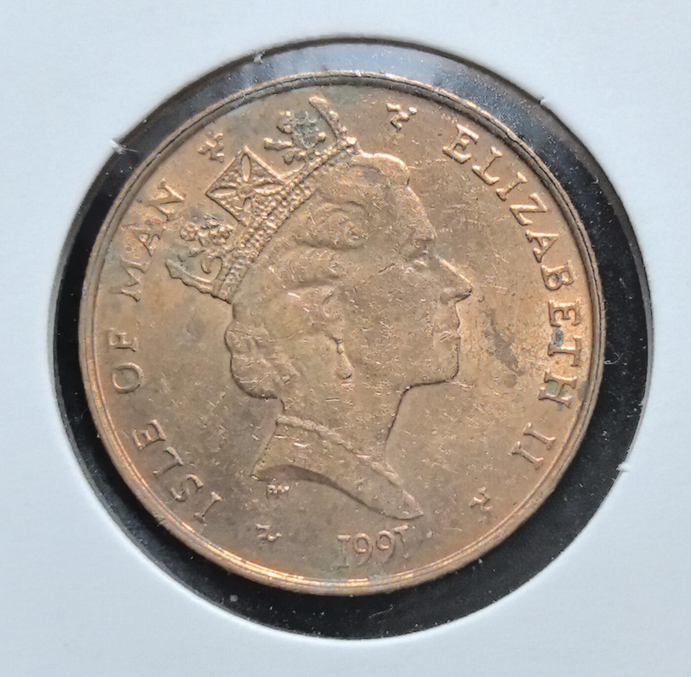 外国优质老铜币银币苏联纪念章，每周六晚九点倒数截拍，满百包邮可寄存，持续收拍 马恩岛1997年机械革命1便士铜币，正面为伊丽莎白二世头像，背面以马恩岛语 “ellan vannin” 搭配蒸汽机车图案，见证马恩岛工业遗产与英国皇家属地的货币文化。