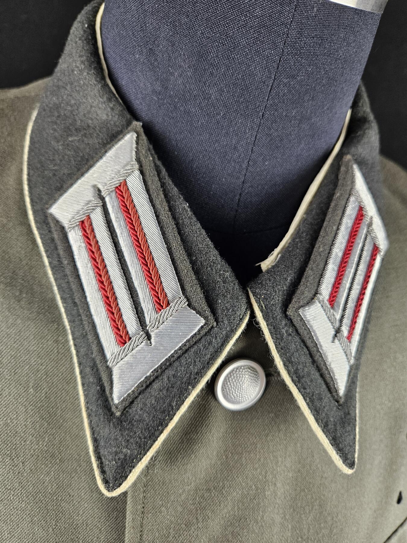 0元起拍勋章 第340期 咸鱼国勋章拍卖专场 3月22日（周日）下午6：00开始 东德早期 史塔西 刺绣领章袖章 少校黑领礼服上衣 领围43 胸围112 肩宽48 衣长78 袖长66