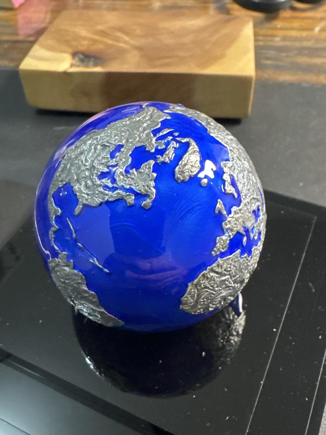 ❤️【币观天下】❤️ 第345期钱币拍卖场- 2026.3.20周五晚上6点半场 长期征集拍品  2021年巴巴多斯5元仿古蓝色珐琅球形银币 蓝色珠子-地球在晚上 3盎司999银 发行量：999 盒证全