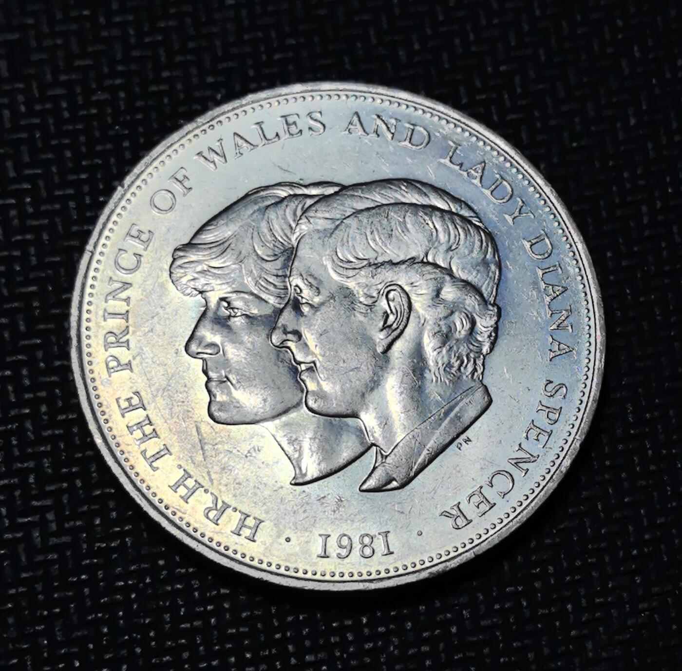 外国优质老铜币银币苏联纪念章，每周六晚九点倒数截拍，满百包邮可寄存，持续收拍 英国1981年查尔斯王子与戴安娜王妃大婚纪念克朗币，正面为伊丽莎白二世头像，背面镌刻王室新人肖像，见证英国王室重要时刻，是英联邦王室题材纪念币的经典入门藏品。