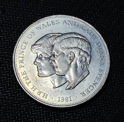 外国优质老铜币银币苏联纪念章，每周六晚九点倒数截拍，满百包邮可寄存，持续收拍 - 英国1981年查尔斯王子与戴安娜王妃大婚纪念克朗币，正面为伊丽莎白二世头像，背面镌刻王室新人肖像，见证英国王室重要时刻，是英联邦王室题材纪念币的经典入门藏品。