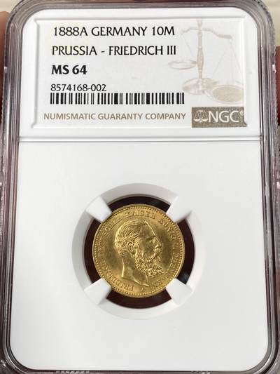 万国钱币拍卖第063期 - NGC MS64 1888年德国普鲁士三皇之年腓特烈三世短翅流通10马克金币 帝国金马克中必不可少的一枚标志性金货 丝绸黄金转光 3.98g 900金