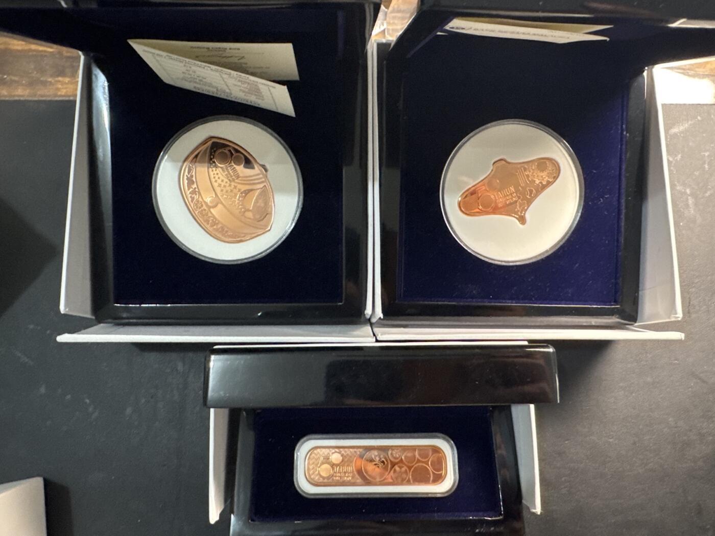 ❤️【币观天下】❤️ 第345期钱币拍卖场- 2026.3.20周五晚上6点半场 长期征集拍品  马来西亚2021年吉朗王银行成立50周年异形精制铜币三枚套装（传统风筝，传统陀螺，传统播棋）发行量1200套