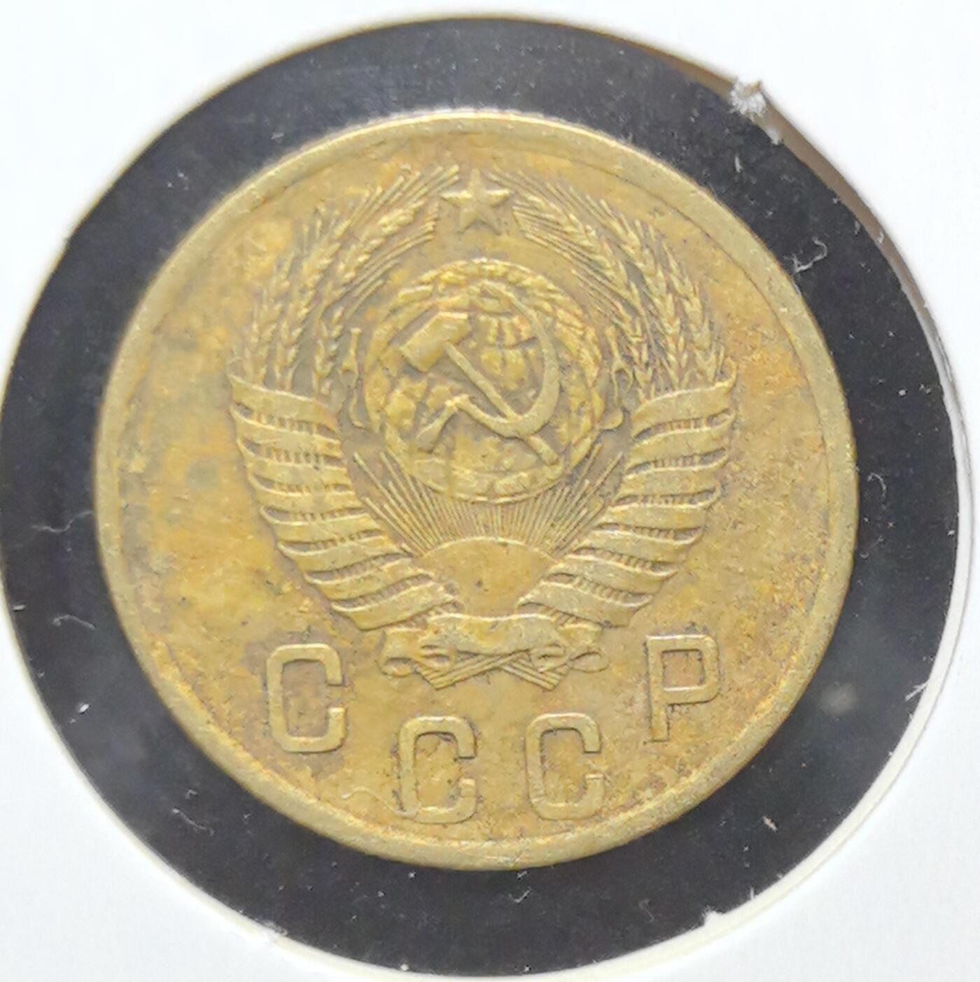 外国优质老铜币银币苏联纪念章，每周六晚九点倒数截拍，满百包邮可寄存，持续收拍 苏联1954年2戈比铜币，正面苏联国徽以镰刀锤子、麦穗与红星彰显社会主义理想，背面面值与年份清晰规整，铜质包浆温润，是见证冷战时期苏联稳定发展、极具红色收藏价值的入门经典。