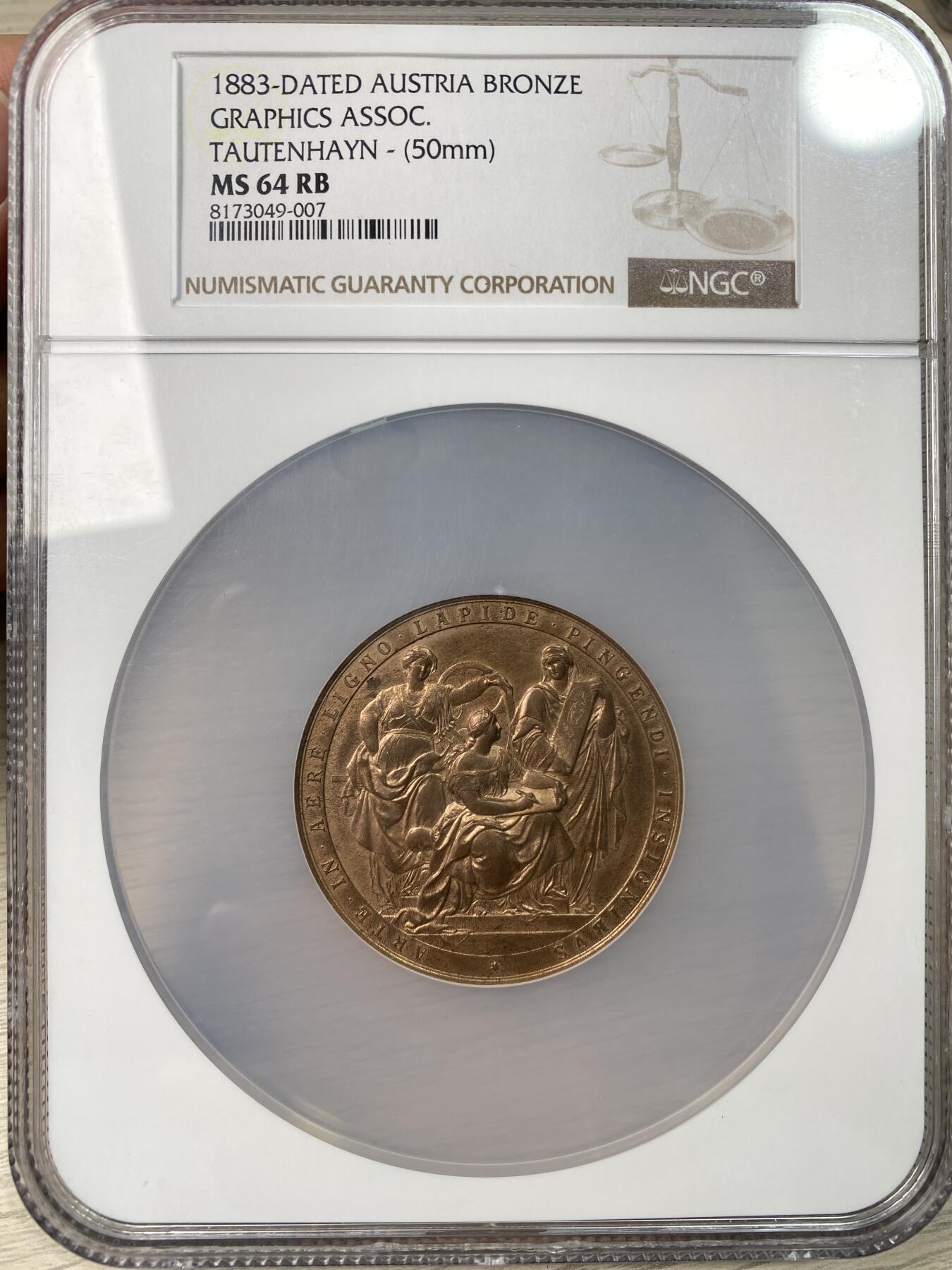万国钱币拍卖第063期 NGC MS64RB 1883年奥地利维也纳图形艺术协会大铜章 创作中的三女神 古典艺术水平相当高的章牌设计 50MM