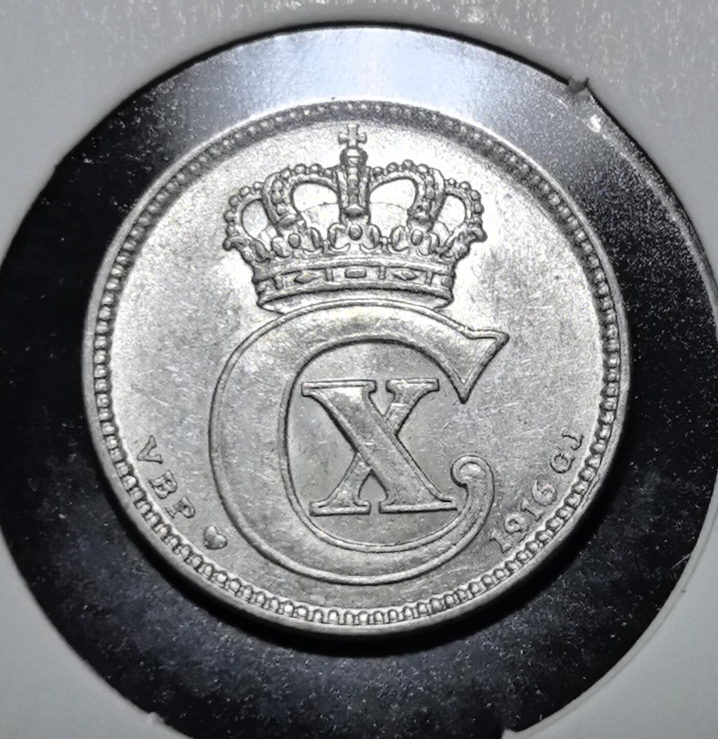 外国优质老铜币银币苏联纪念章，每周六晚九点倒数截拍，满百包邮可寄存，持续收拍 极美品丹麦1916年25欧尔银币。正面为克里斯蒂安十世的花押与王冠，背面是装饰性面值设计，见证丹麦君主制与一战前的北欧货币体系。