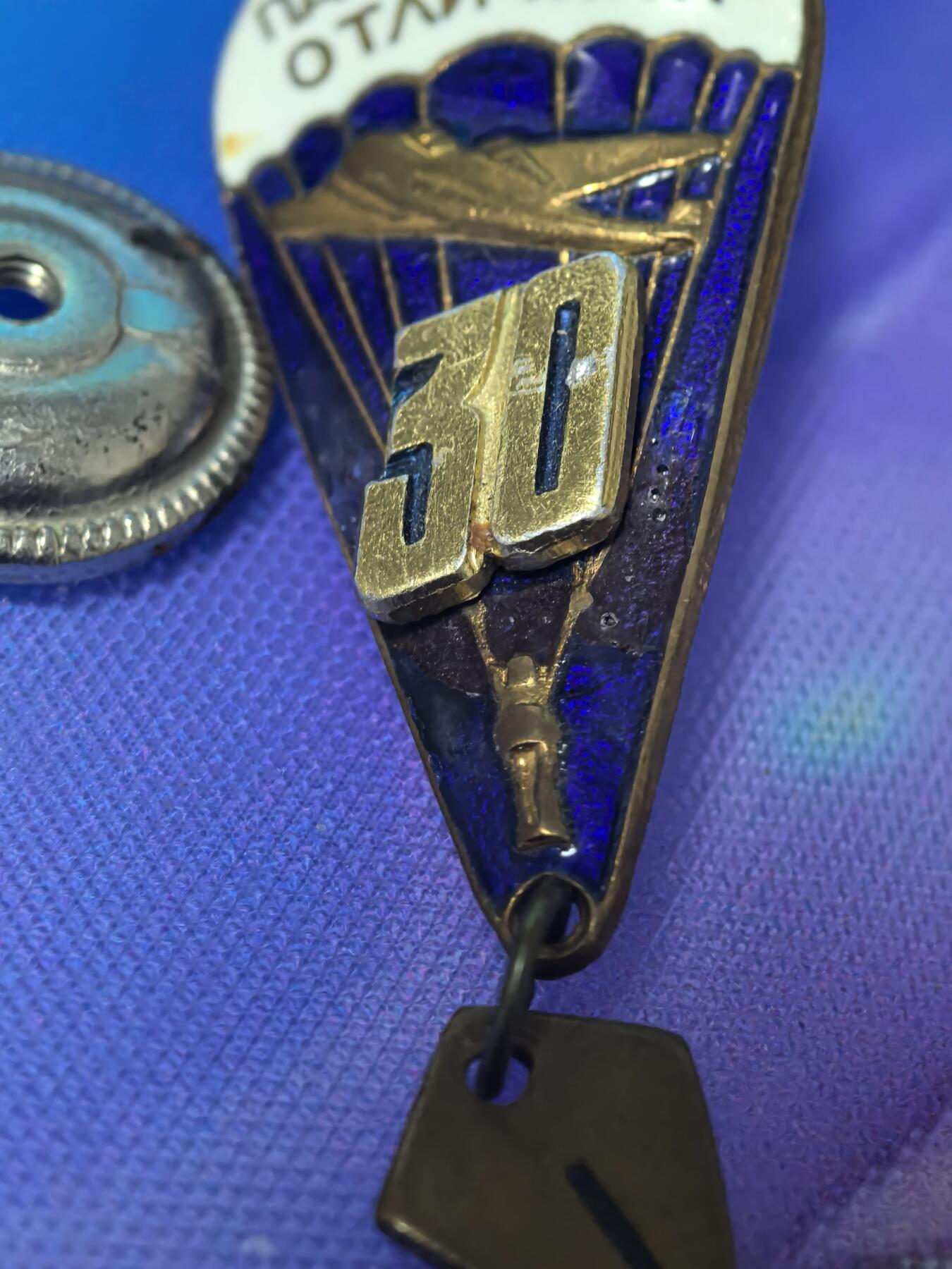 苏联勋章奖章拍卖 本次有亚捏，苏联艺术家，2次英雄的奖状，国际运动员全套等好货 不要错过 3月20日晚上九点结束在麦稀奇 找不到的加我qq或者微信都是184277308备注苏章拍卖。