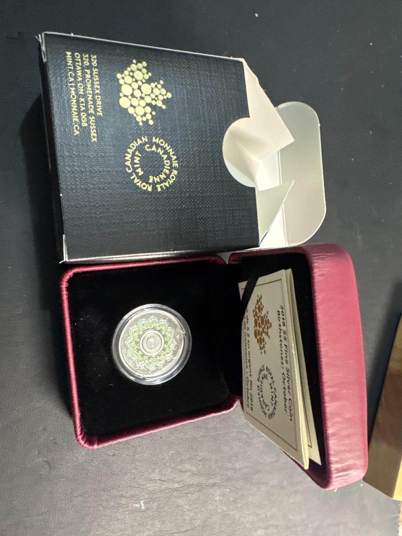 ❤️【币观天下】❤️ 第345期钱币拍卖场- 2026.3.20周五晚上6点半场 长期征集拍品  2018年加拿大5元镶水晶精制银币 生日石-十月（蛋白石） 7.96克9999银 发行量：4千 盒证全