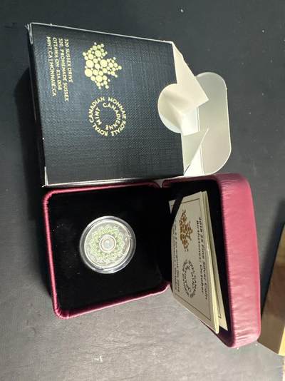 ❤️【币观天下】❤️ 第345期钱币拍卖场- 2026.3.20周五晚上6点半场 长期征集拍品  - 2018年加拿大5元镶水晶精制银币 生日石-十月（蛋白石） 7.96克9999银 发行量：4千 盒证全