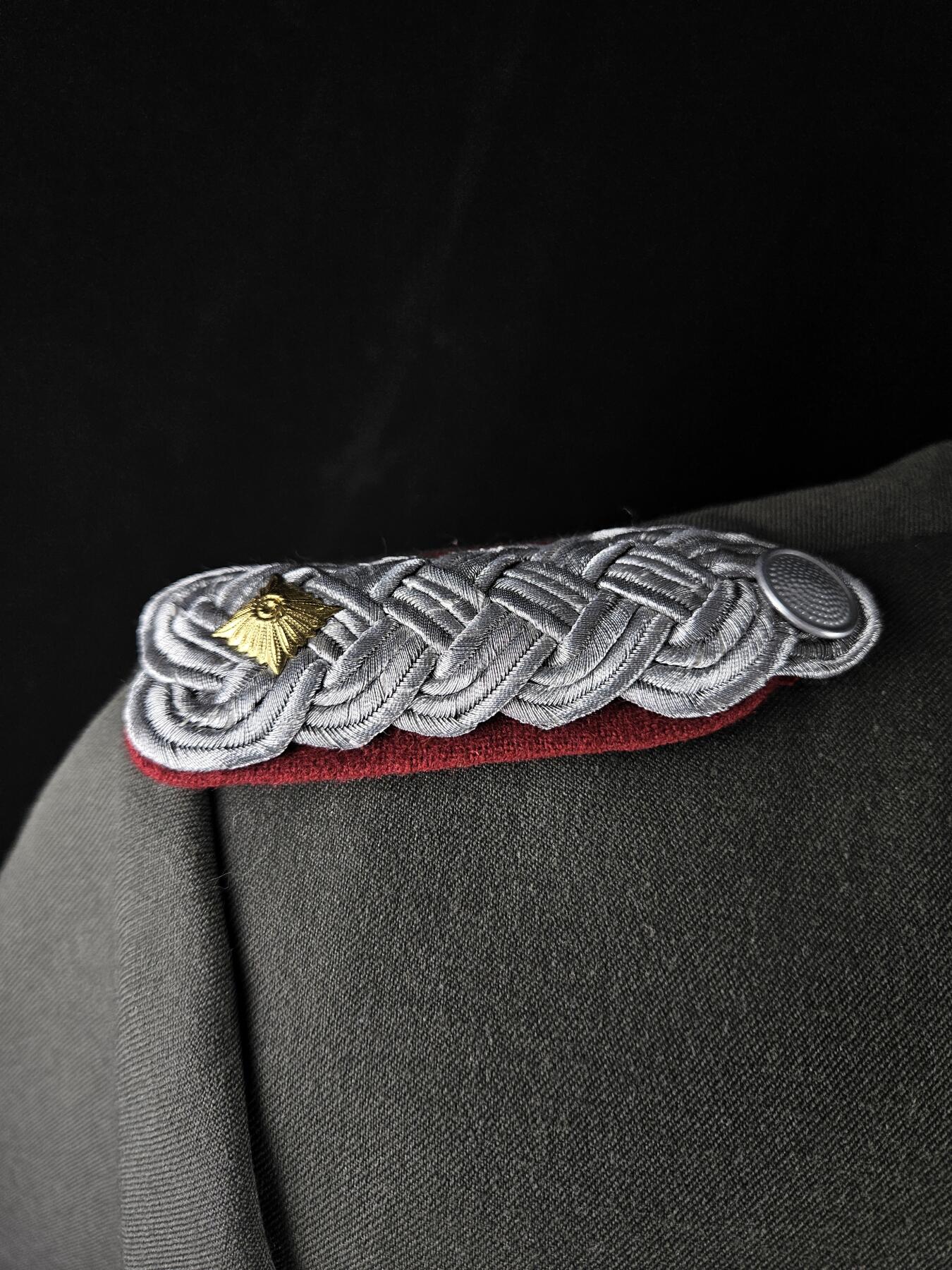 0元起拍勋章 第340期 咸鱼国勋章拍卖专场 3月22日（周日）下午6：00开始 东德早期 史塔西 刺绣领章袖章 少校黑领礼服上衣 领围43 胸围112 肩宽48 衣长78 袖长66