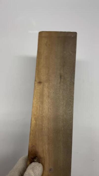 零元拍：NO.1金丝楠阴沉料，切镇尺做牌子，无需打磨就已经金光闪闪。切牌子，做镇尺，干泡台。满金丝药香，尺寸约：55/8/3.6CM。